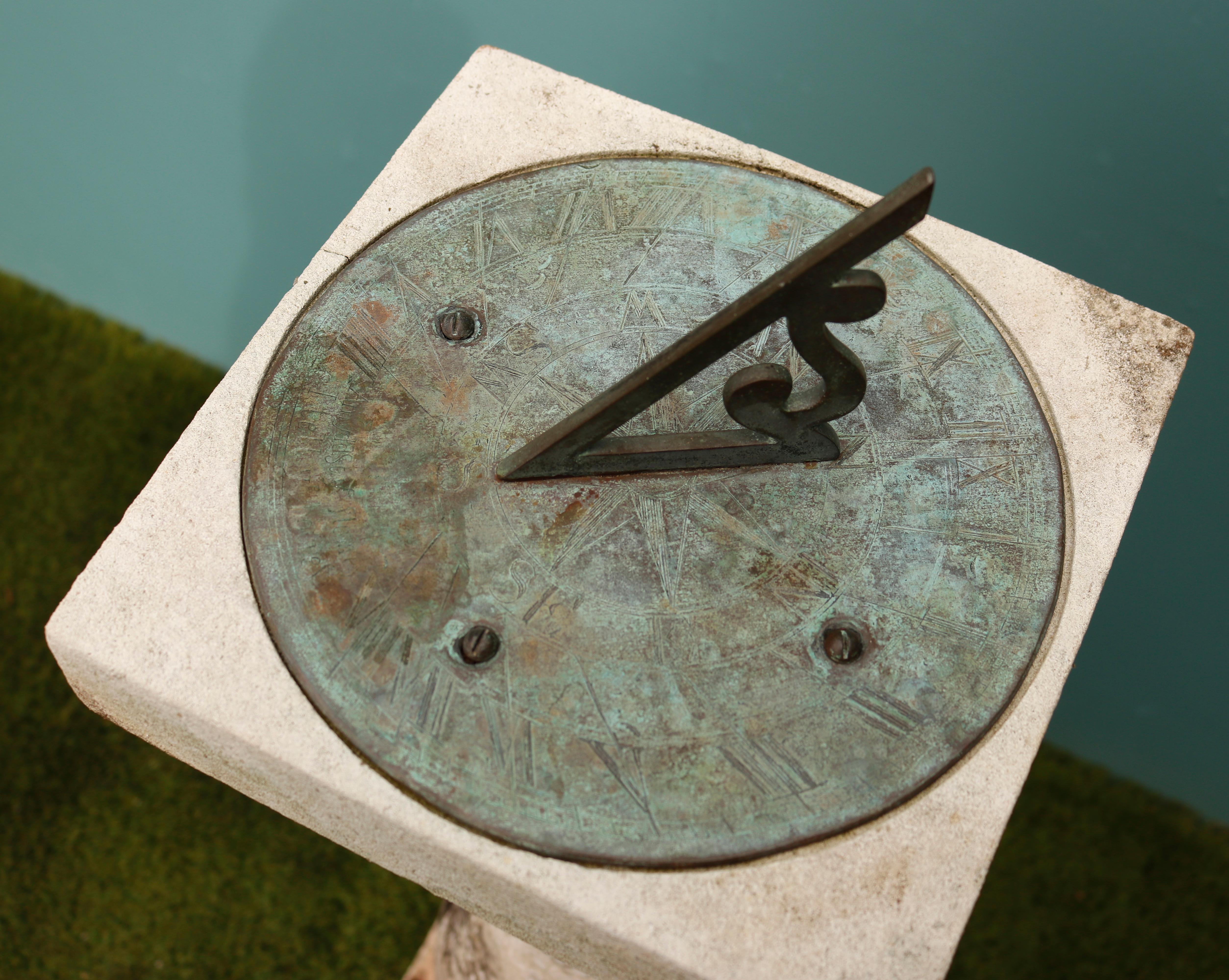 Antiker Portland-Steinsockel mit Sundial aus Bronze im Zustand „Gut“ im Angebot in Wormelow, Herefordshire