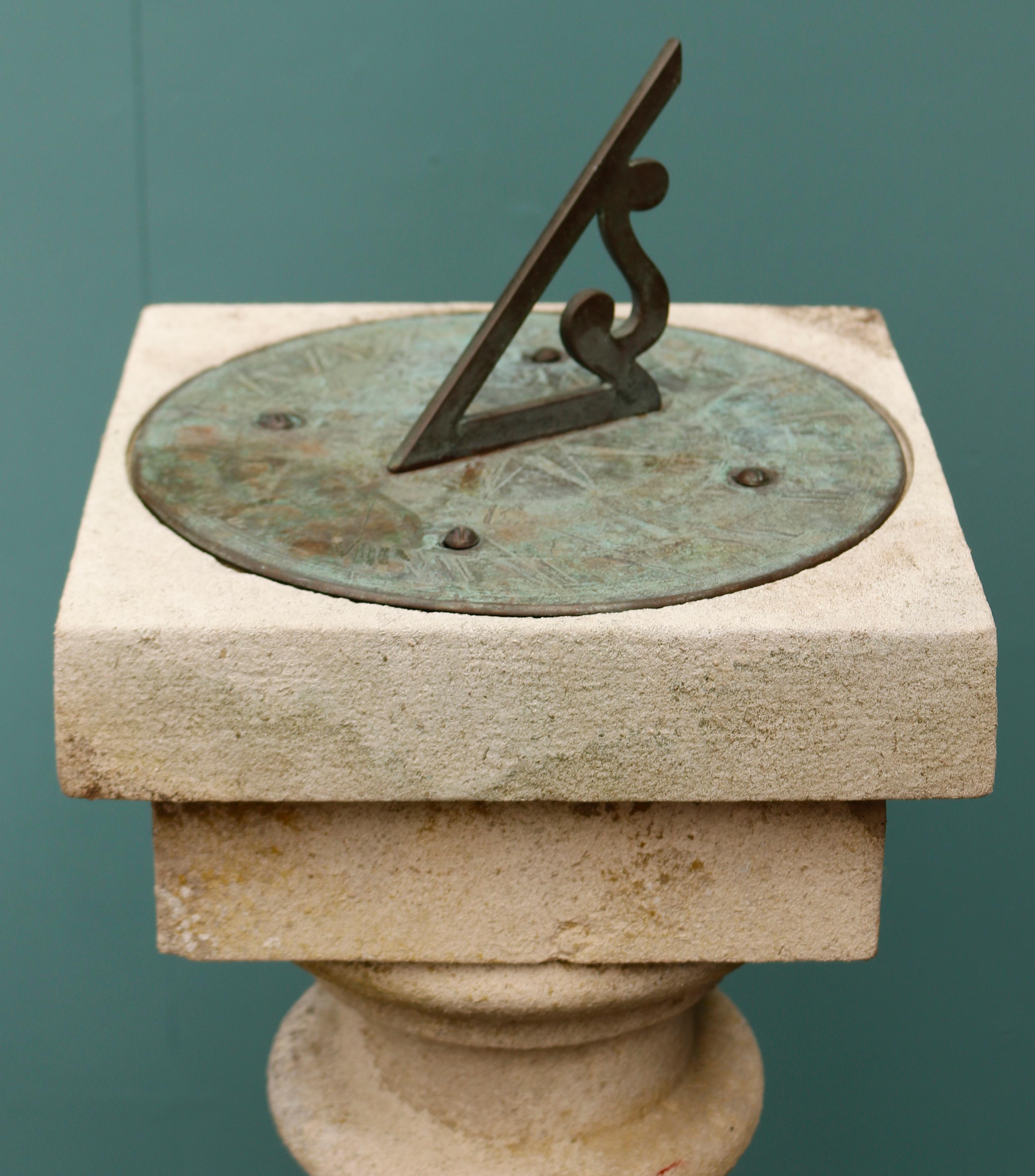 Antiker Portland-Steinsockel mit Sundial aus Bronze (20. Jahrhundert) im Angebot