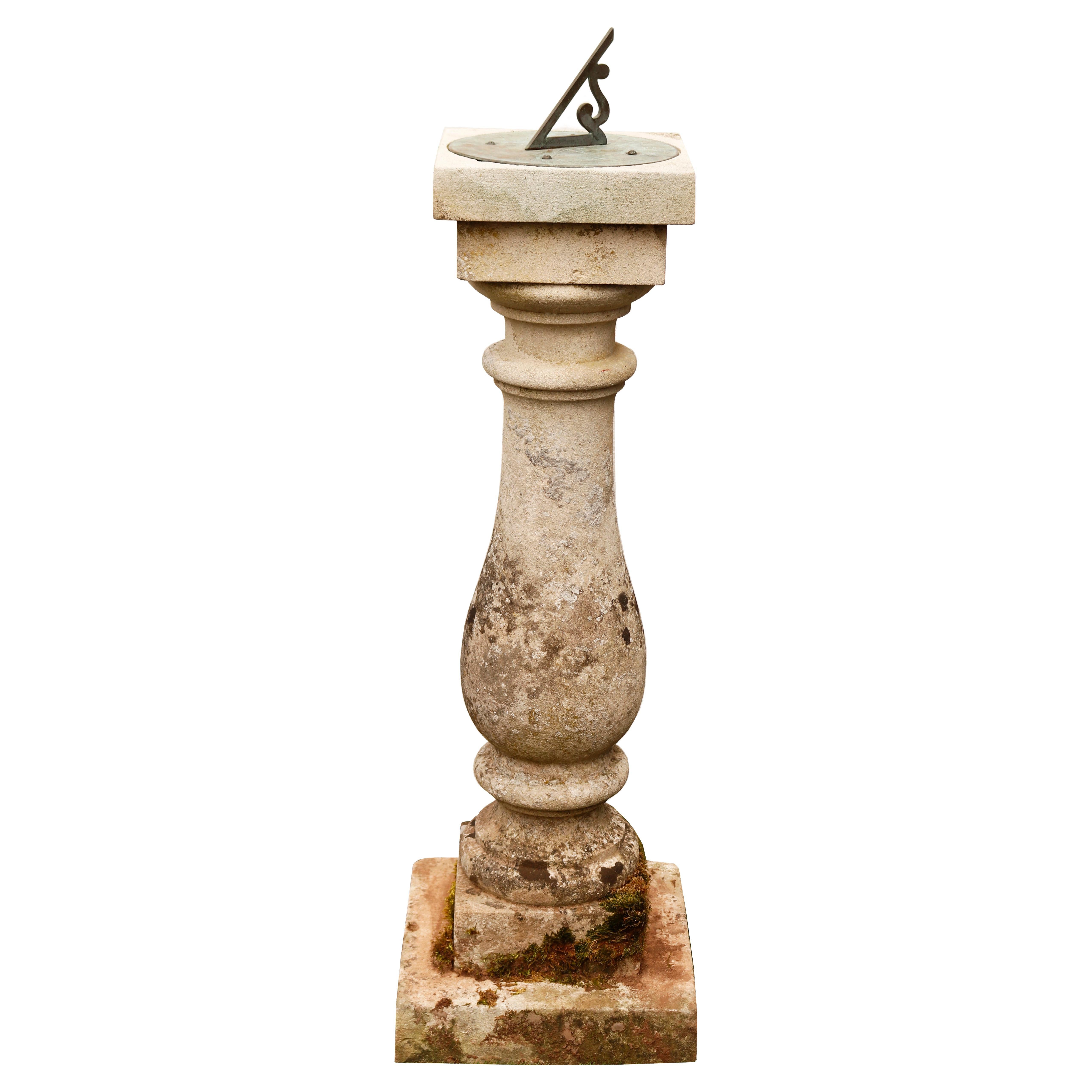 Antiker Portland-Steinsockel mit Sundial aus Bronze im Angebot