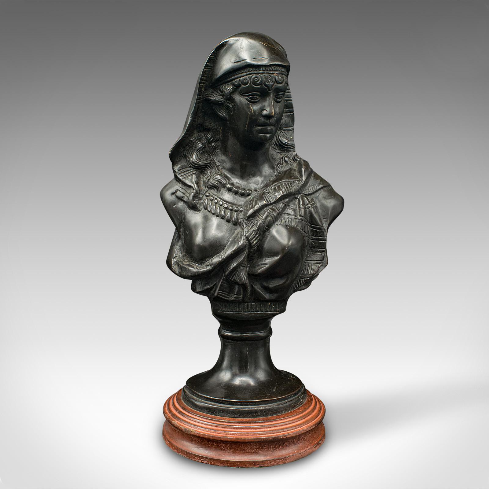 Dies ist eine antike Porträtbüste. Französische, dekorative weibliche Bronzestatue aus der späten viktorianischen Zeit, um 1900.

Auffallende Porträtbüste mit hervorragender Tonalität und Charakter
Zeigt eine wünschenswerte gealterte Patina und in