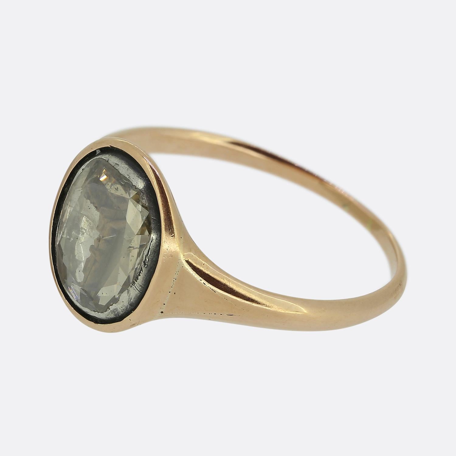 Ecco un anello meravigliosamente unico con un diamante taglio ritratto incastonato nell'argento e montato in oro rosa 18ct. Sotto il diamante si trova un piccolo crocifisso in legno che lo rende un gioiello reliquiario. Questo pezzo può essere
