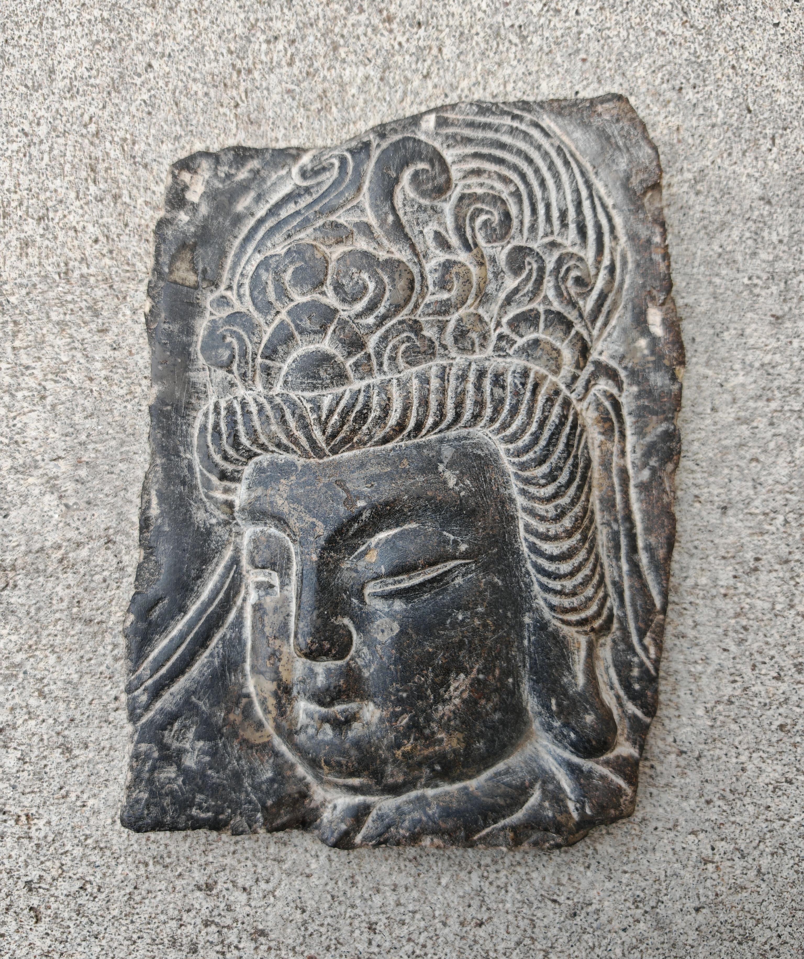 In diesem Angebot finden Sie eine antike kleine, schöne Darstellung von Buddah. Das Stück ist von Hand in Stein gemeißelt, sorgfältig geschnitzt, um das religiöse Bild von Buddah. Das Stück wurde bei einem Nachlassverkauf von einem Sammler erworben,