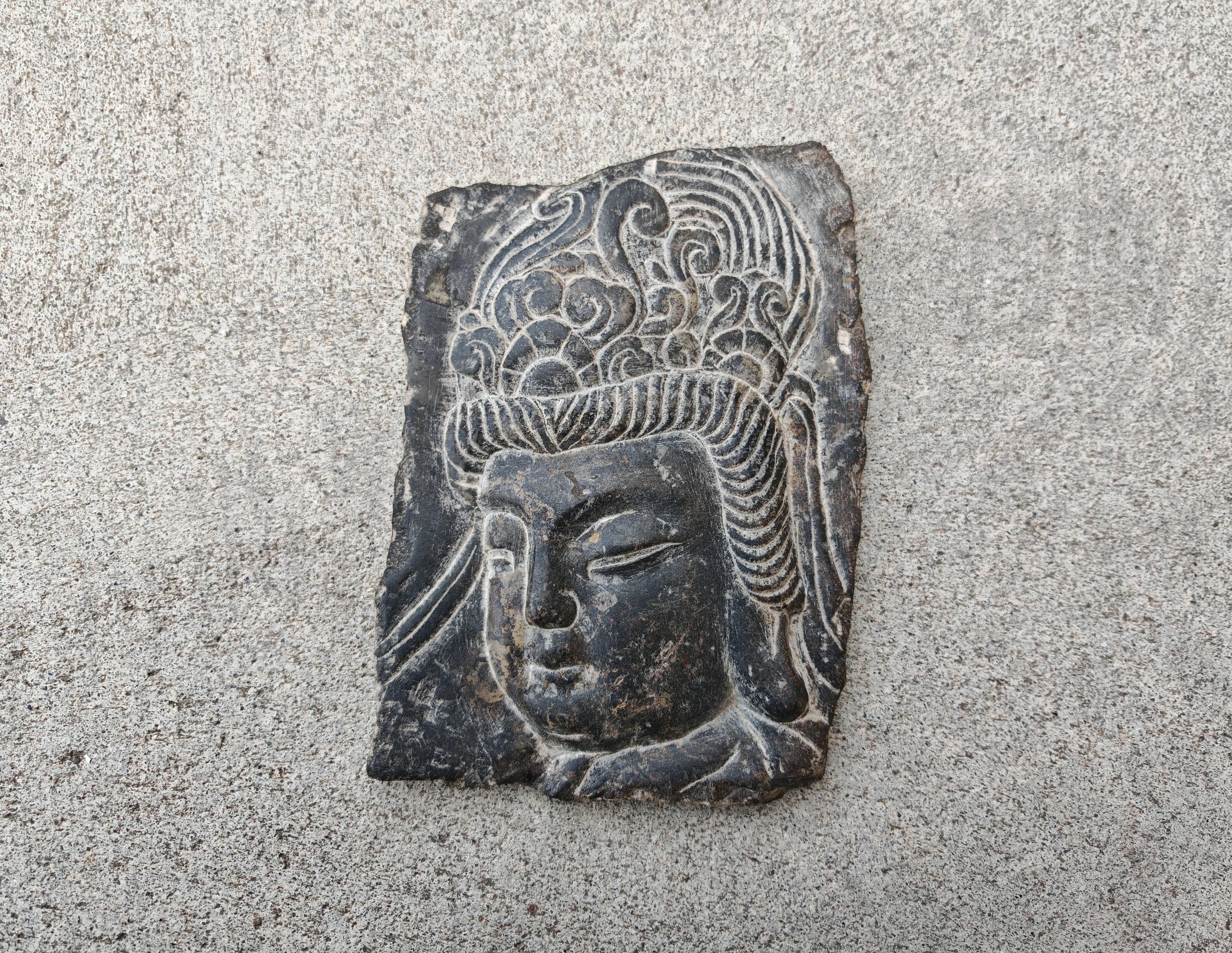 Antikes Porträt von Buddah, handgeschnitzt in Stein, 19. Jahrhundert (Volkskunst) im Angebot