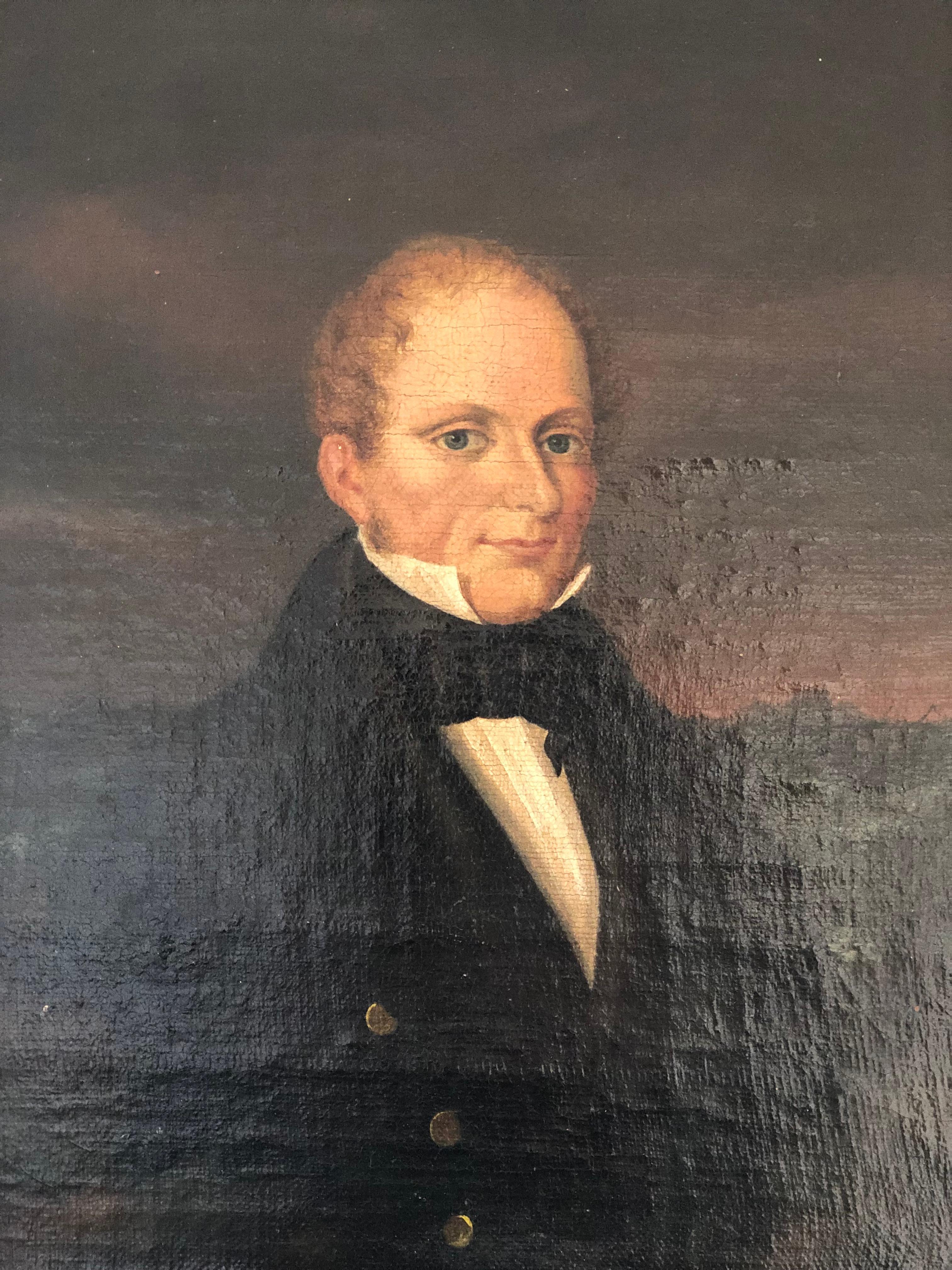 Questo straordinario ritratto del XIX secolo presenta un dignitoso gentiluomo danese. An He è vestito in modo elegante con una giacca nera, una camicia bianca con colletto in piedi e una cravatta di seta nera, che riflette la moda raffinata