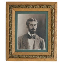 Retrato antiguo de hombre en marco de roble y pan de oro C1890
