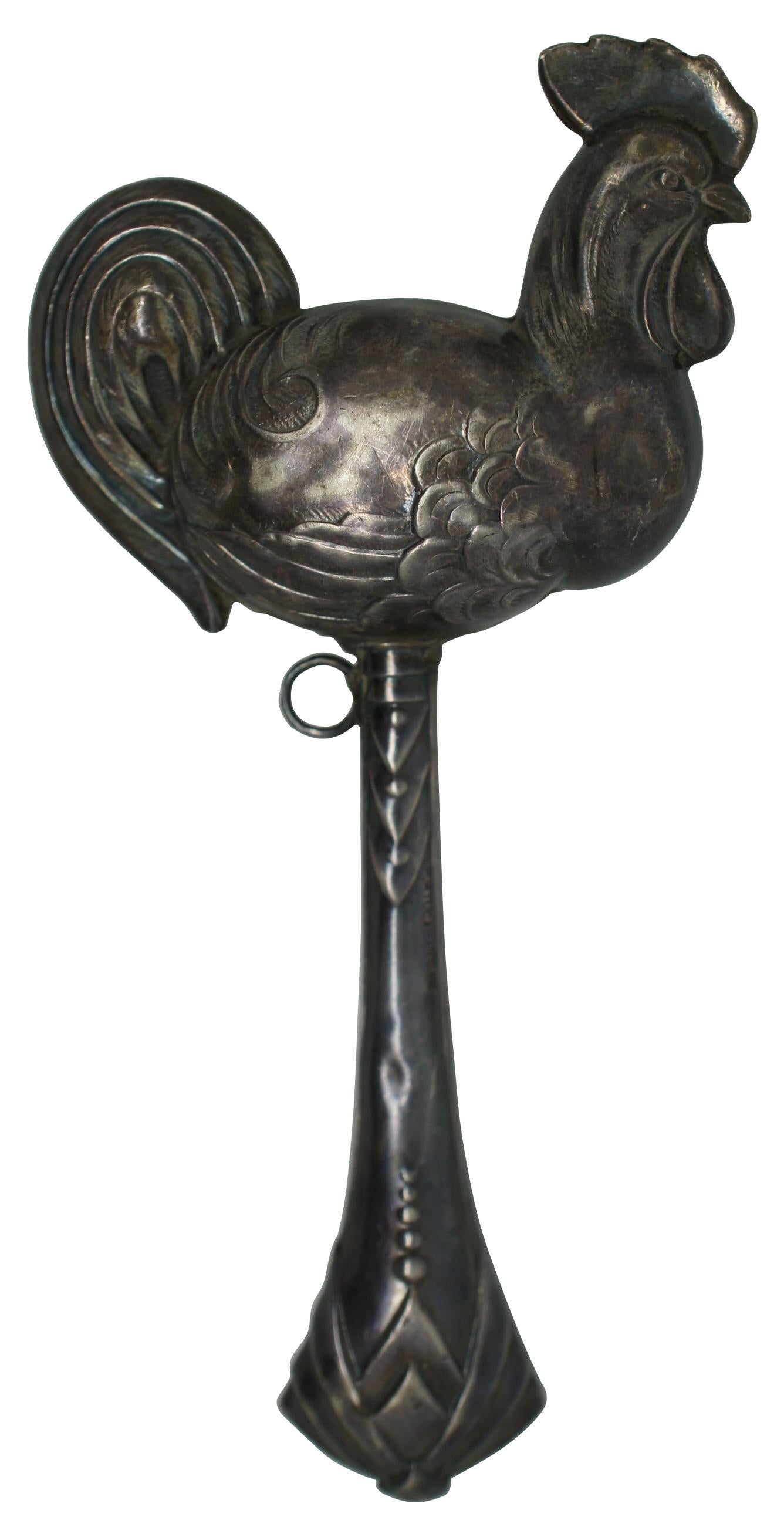 Hochet antique Topazio en argent sterling 925 en forme de poulet / coq / animal de ferme sur un bâton ; fabriqué au Portugal.

Mesures : 2