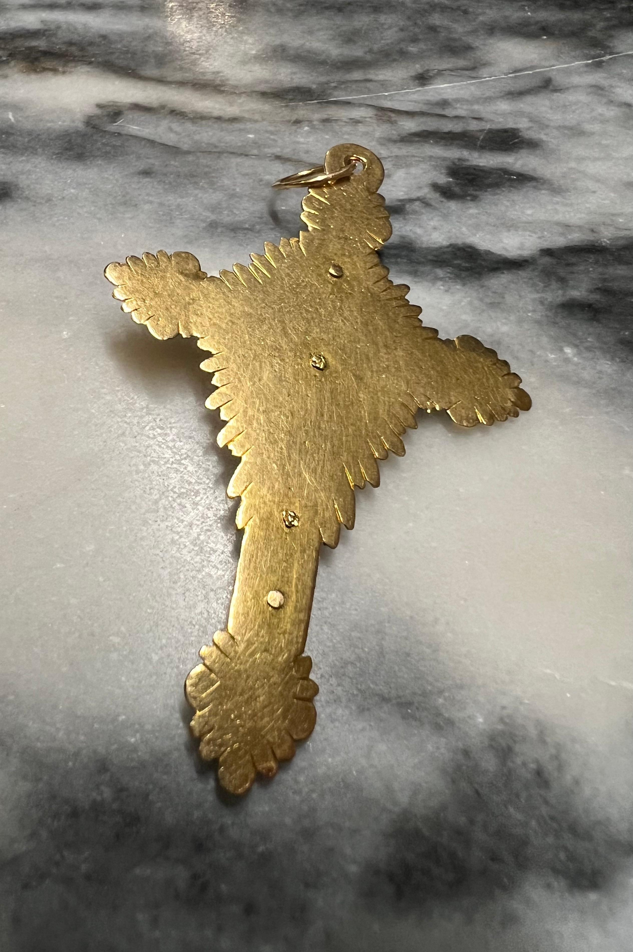 Up for sale is an antique Portuguese 19.2k gold crucifix. There are many fine details because it was handmade over 100 years ago. The hallmarks indicate that it was made during the late 1800's (1880's). 

It roughly measures 7cm long and 4cm wide.