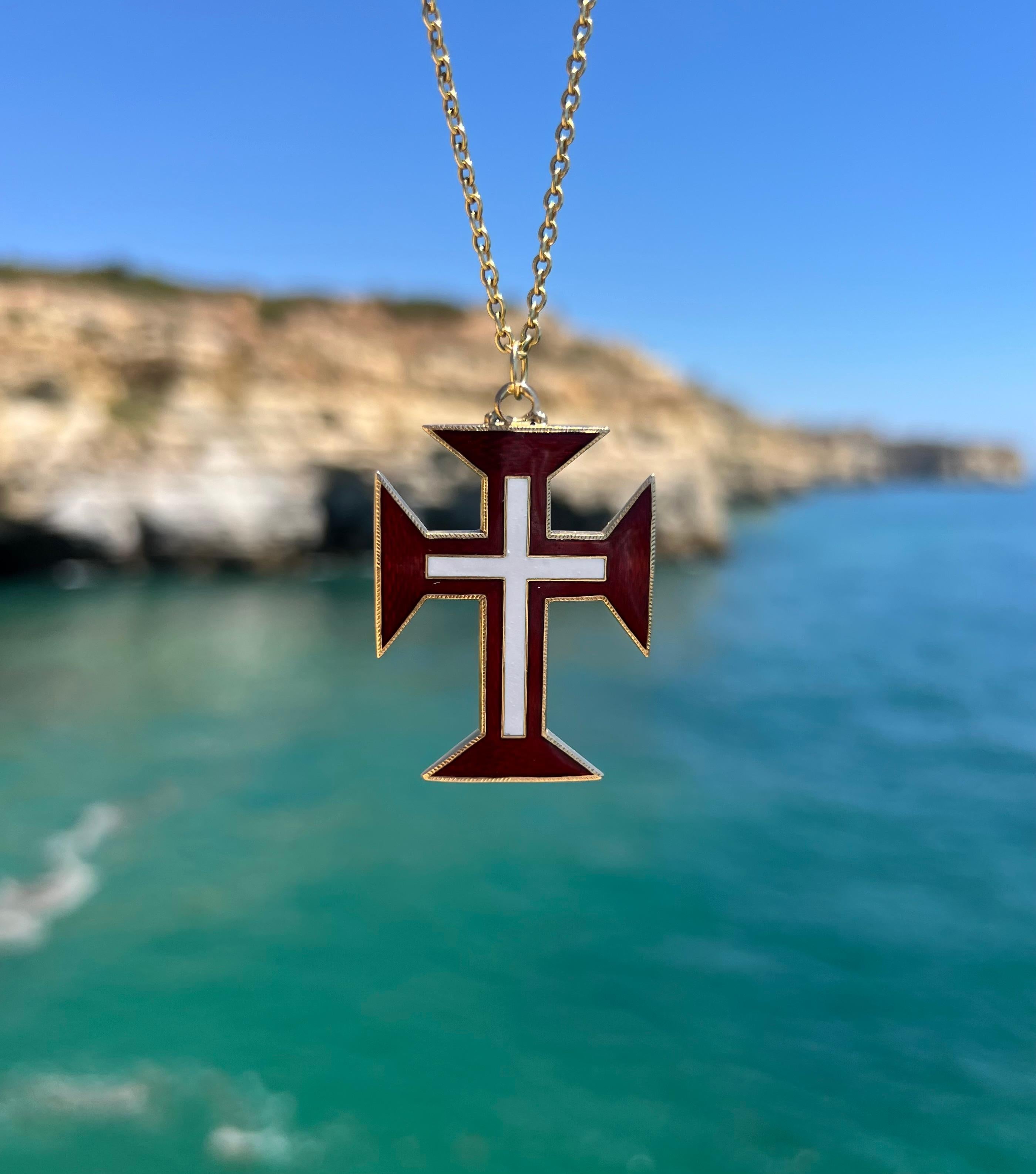 Femenino o masculino Cruz portuguesa antigua de oro de 19 quilates esmaltada en venta