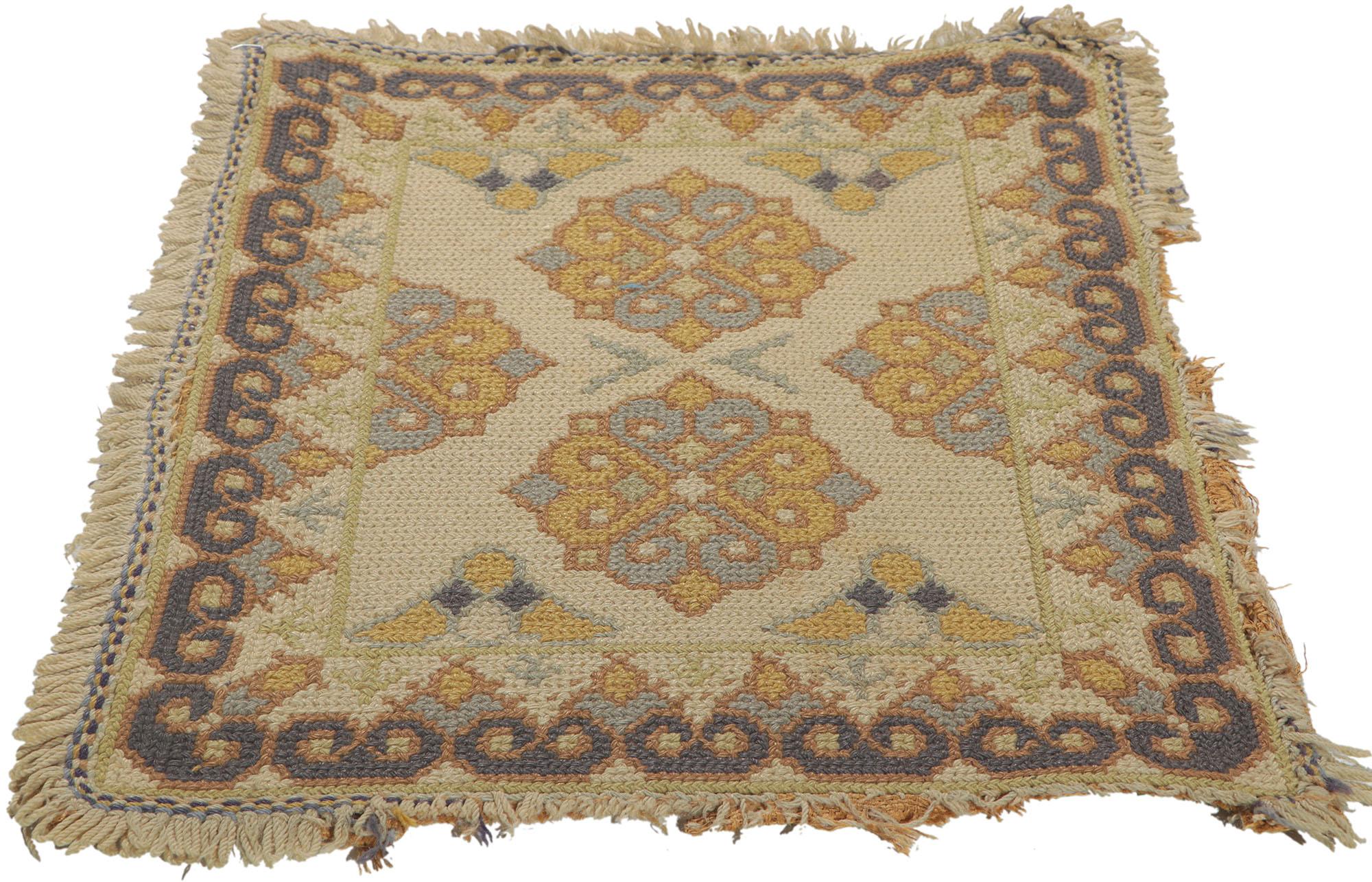 Antigua alfombra portuguesa de punto de aguja Arraiolos Provincial francés en venta