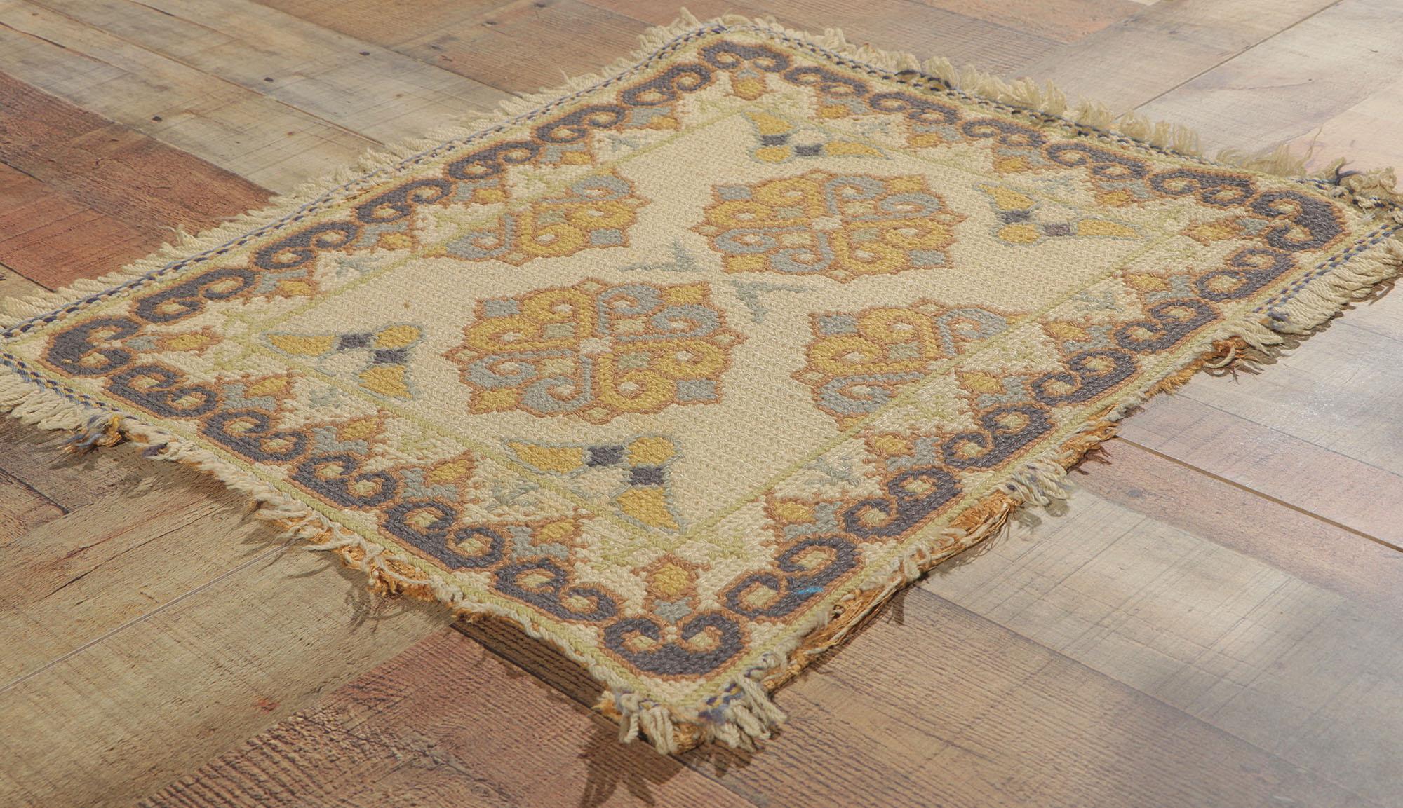 Antigua alfombra portuguesa de punto de aguja Arraiolos siglo XX en venta
