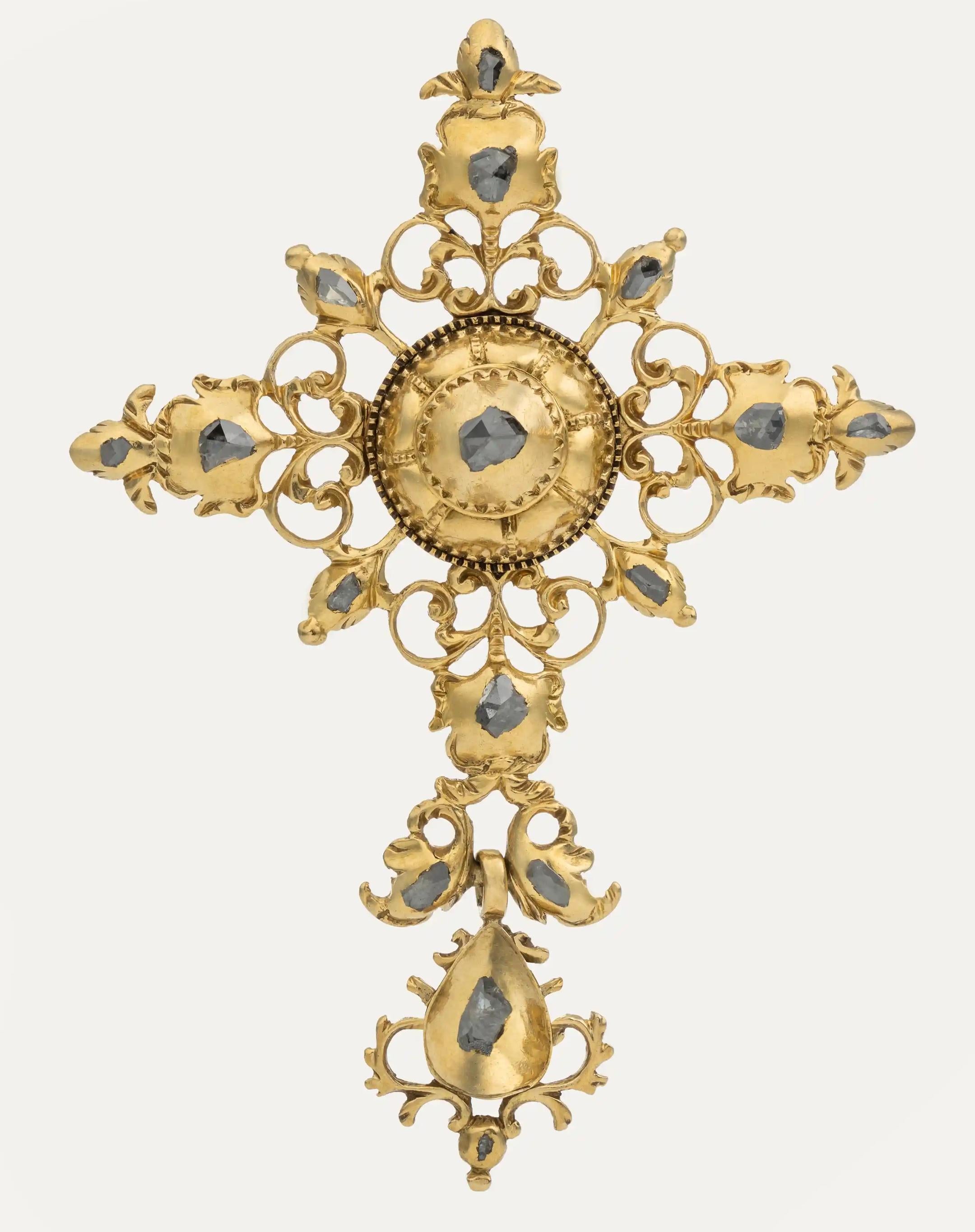 Squisito esempio di gioielleria religiosa europea, questo antico ciondolo portoghese risale alla fine del XVII e all'inizio del XVIII secolo. Sapientemente realizzato a mano in ricco oro giallo, mostra il raffinato traforo tipico dell'arte barocca.