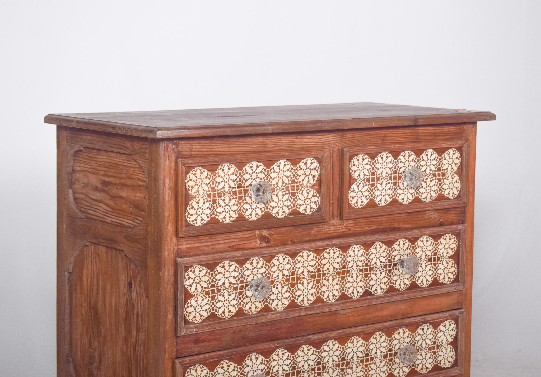 Antique Portuguese Chest of Drawers with Crochet In Good Condition For Sale In Lisboa, Lisboa