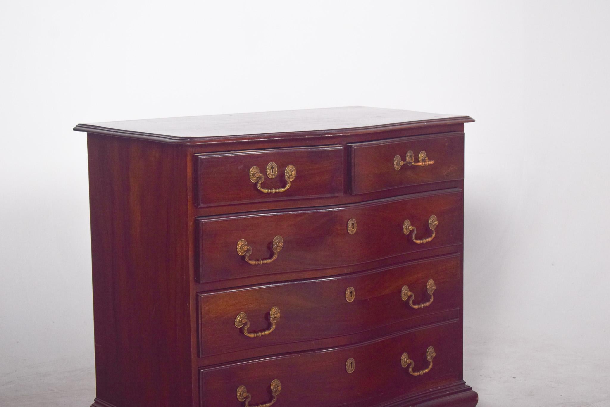 Antique Portuguese Chippendale-Style Small Chest of Drawers. In Good Condition For Sale In Lisboa, Lisboa