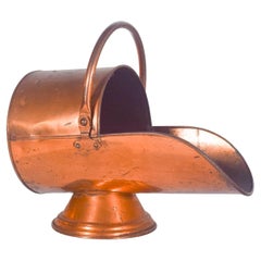 Antiguo cesto portugués de cobre para leña