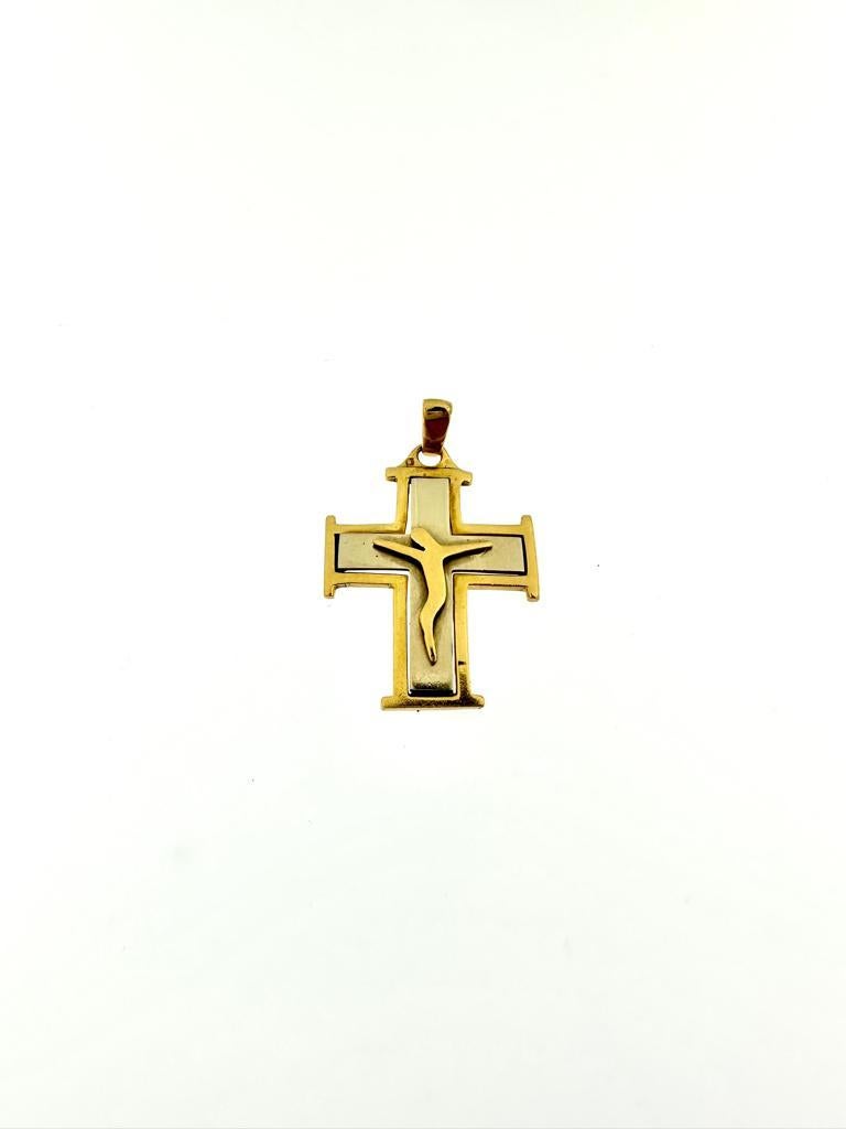 Ce crucifix ancien est très stylisé et combine l'or jaune et l'or blanc. La particularité de ce pendentif est la qualité de l'or. L'or portugais est célèbre dans le monde entier pour être de 19kt, ce qui signifie que dans l'aliage il y a plus de