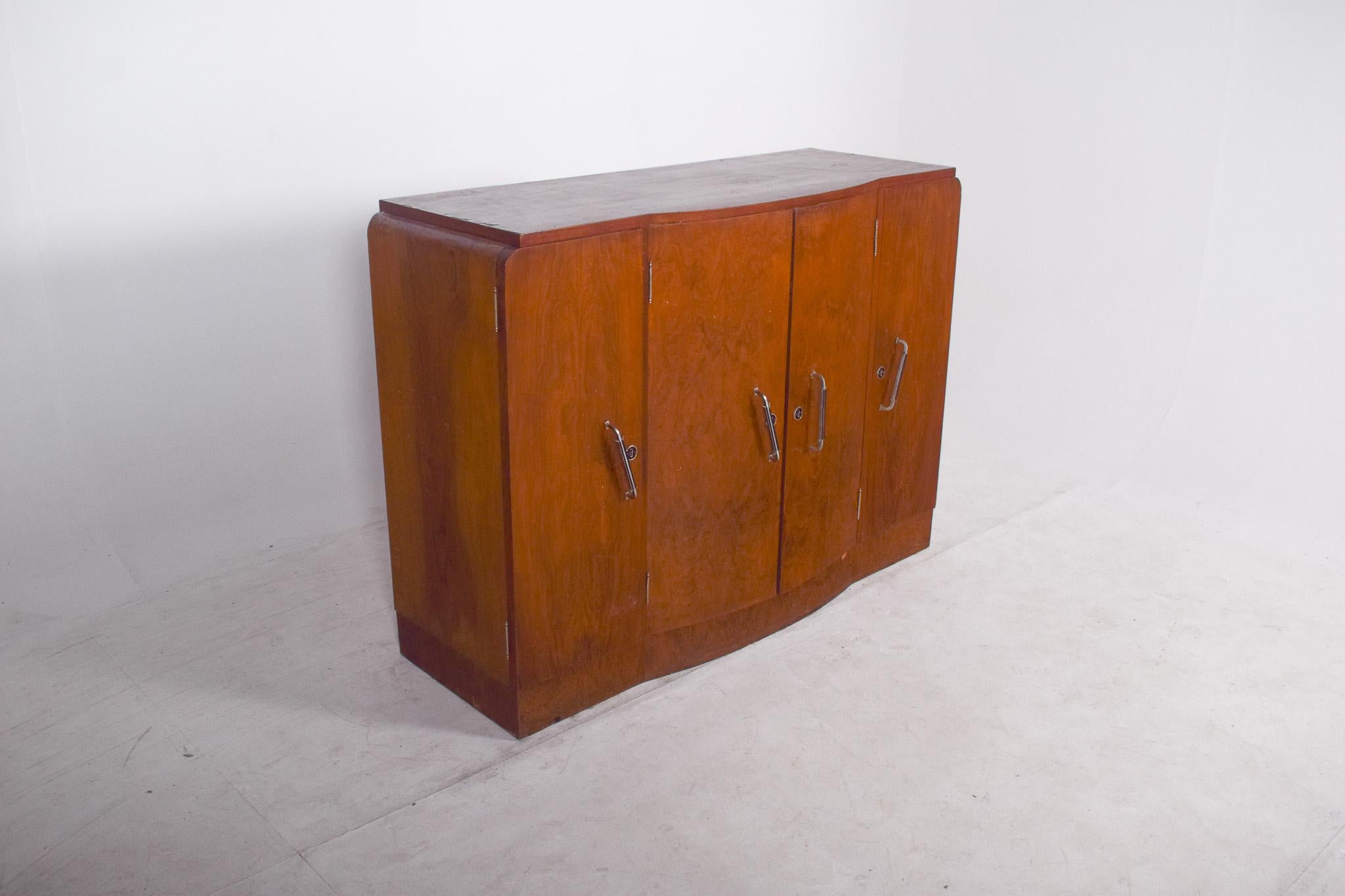 Four-door sideboard, Deco. The front is made up of four continuous doors, with slim vertical metal handles reinforcing the modern aesthetic of the piece and balancing the simplicity of the shapes with a slight functional gloss.
Opening it reveals a