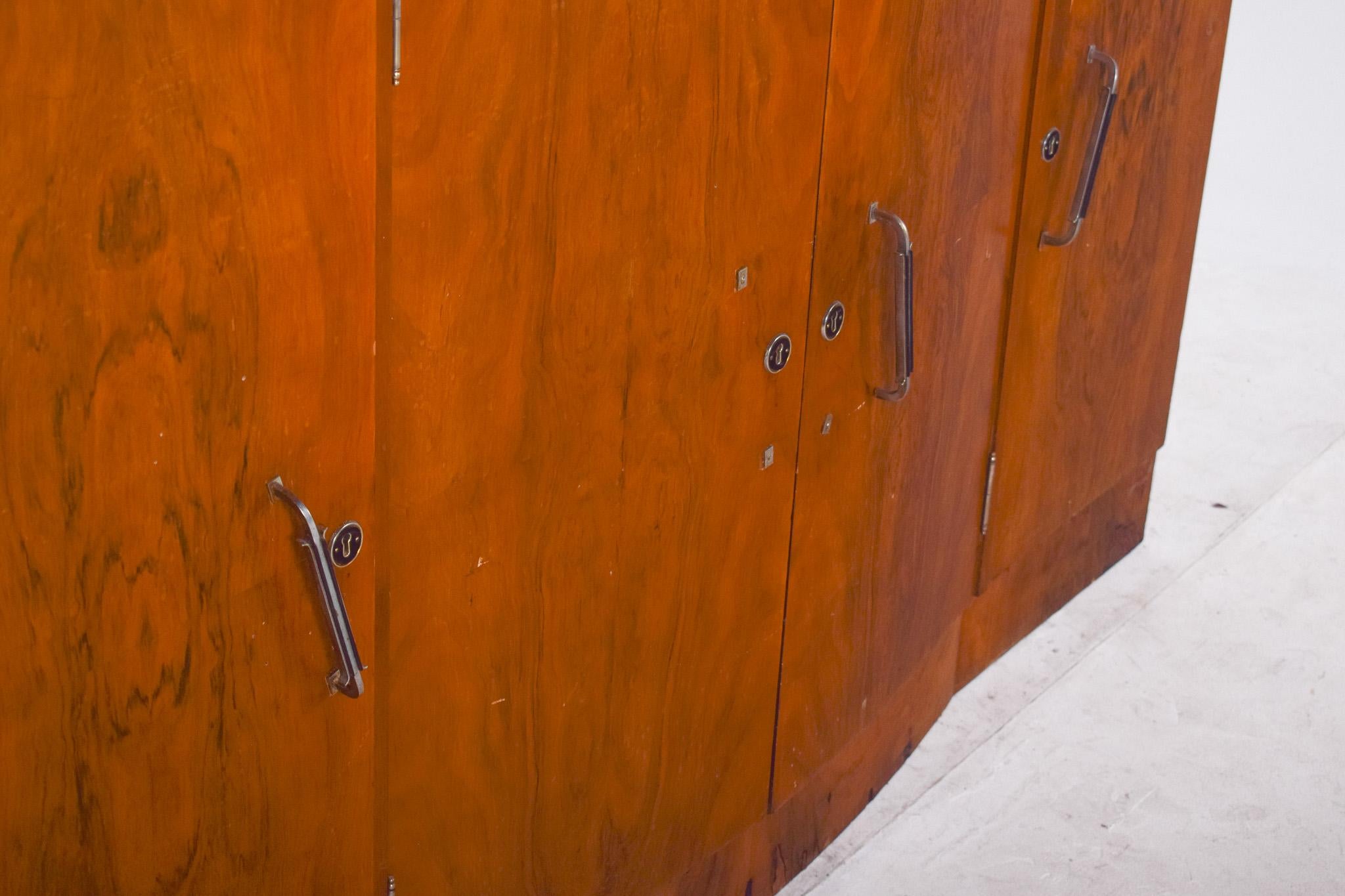 Aparador Antiguo de Estilo Decó Portugués en Nogal siglo XX en venta