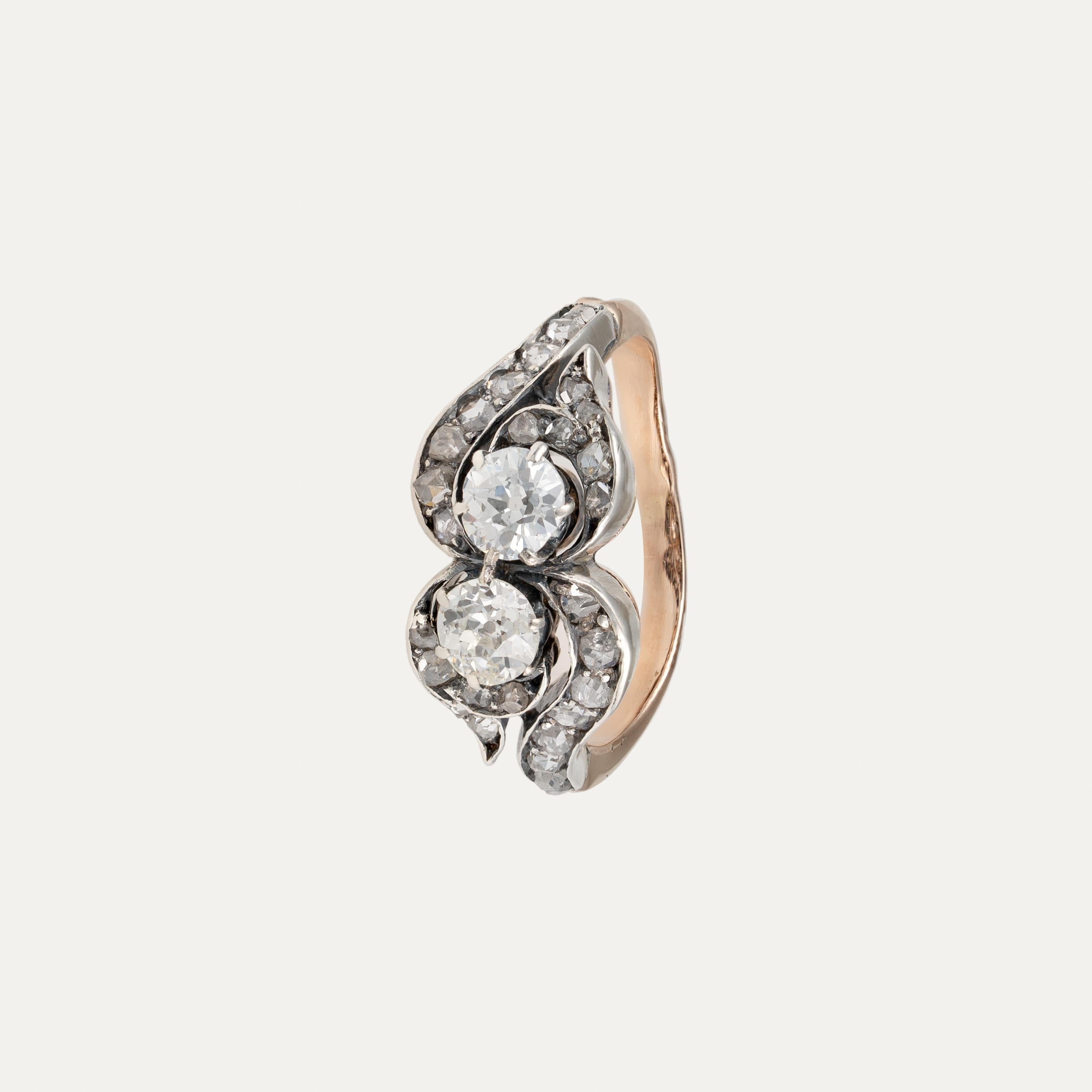 Ancienne bague portugaise en or jaune 19,2kt et argent, signée Leitão & Irmão, circa 1887-1937

Remarquable exemple de l'artisanat portugais des XIXe et XXe siècles, cette bague ancienne est signée par Leitão & Irmão, joailliers officiels de la