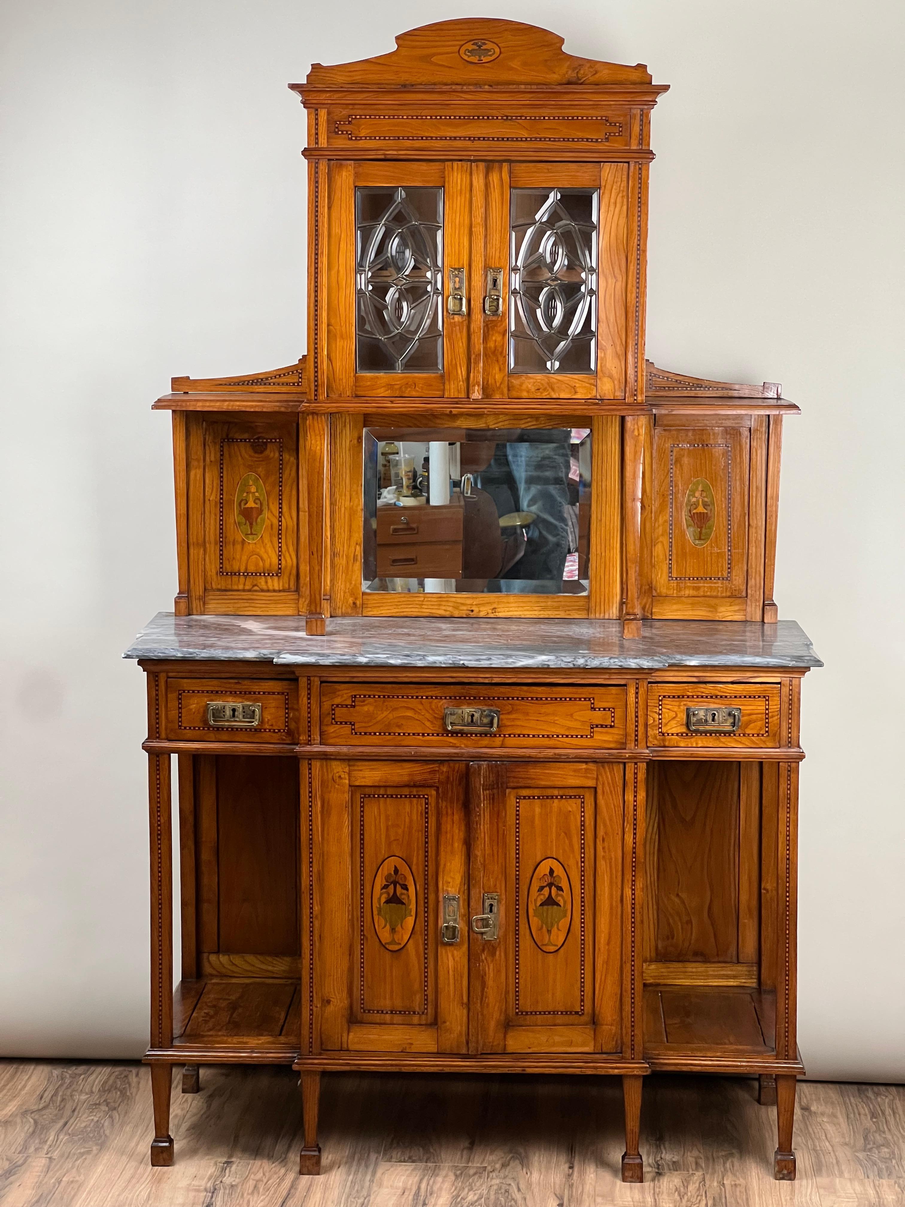 Dieser antike portugiesische Buffet-Server mit Marmorplatte wurde im späten 19. Jahrhundert hergestellt und von S.F. Lisboa, ist ein atemberaubendes Beispiel für Handwerkskunst aus Lissabon, Portugal. Die Servierplatte ist aus reichhaltigem