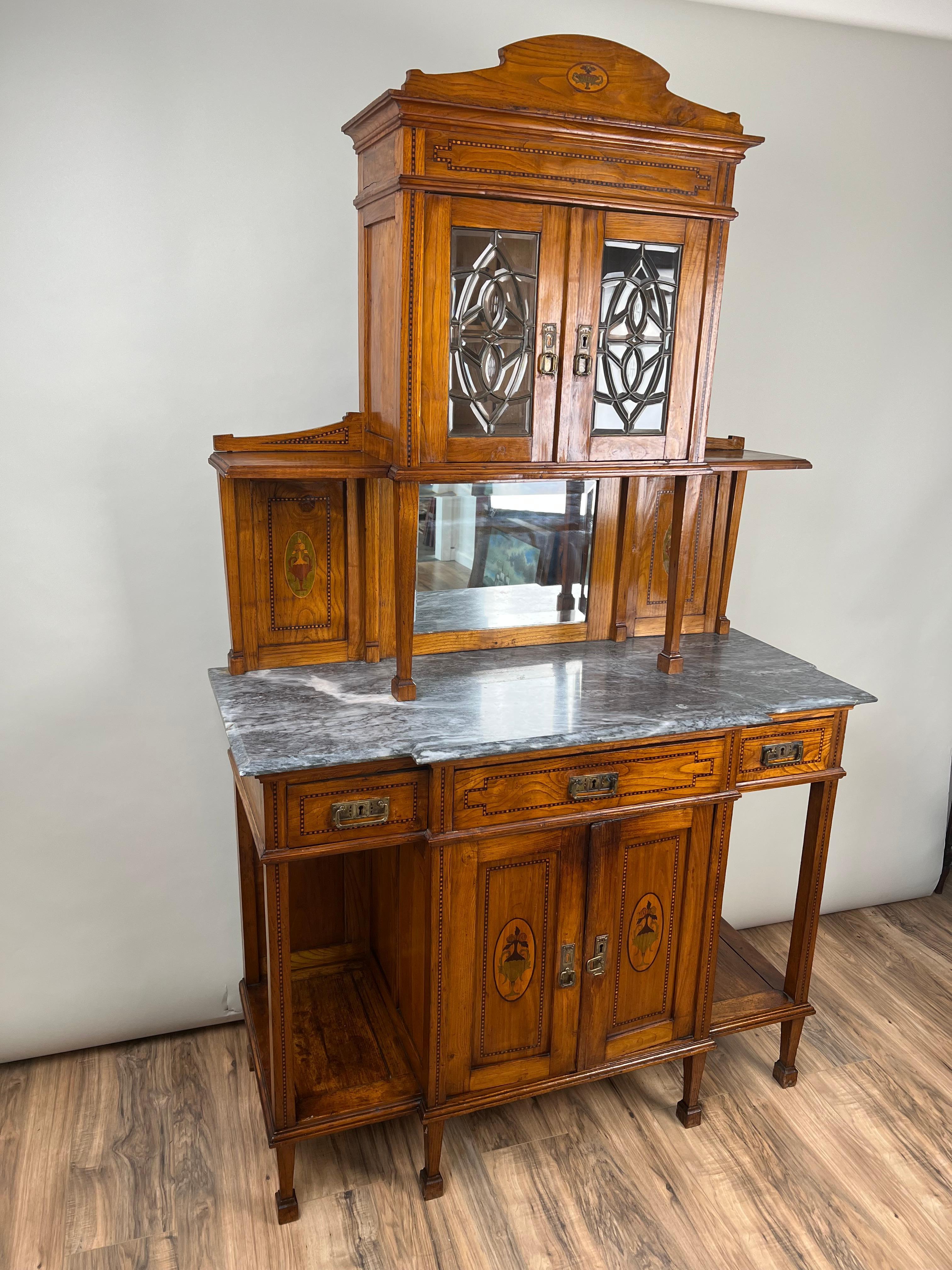 Antiker portugiesischer Buffetheber mit Eucalyptus-Marmorplatte, signiert S.F. Lisboa (Neoklassisch) im Angebot