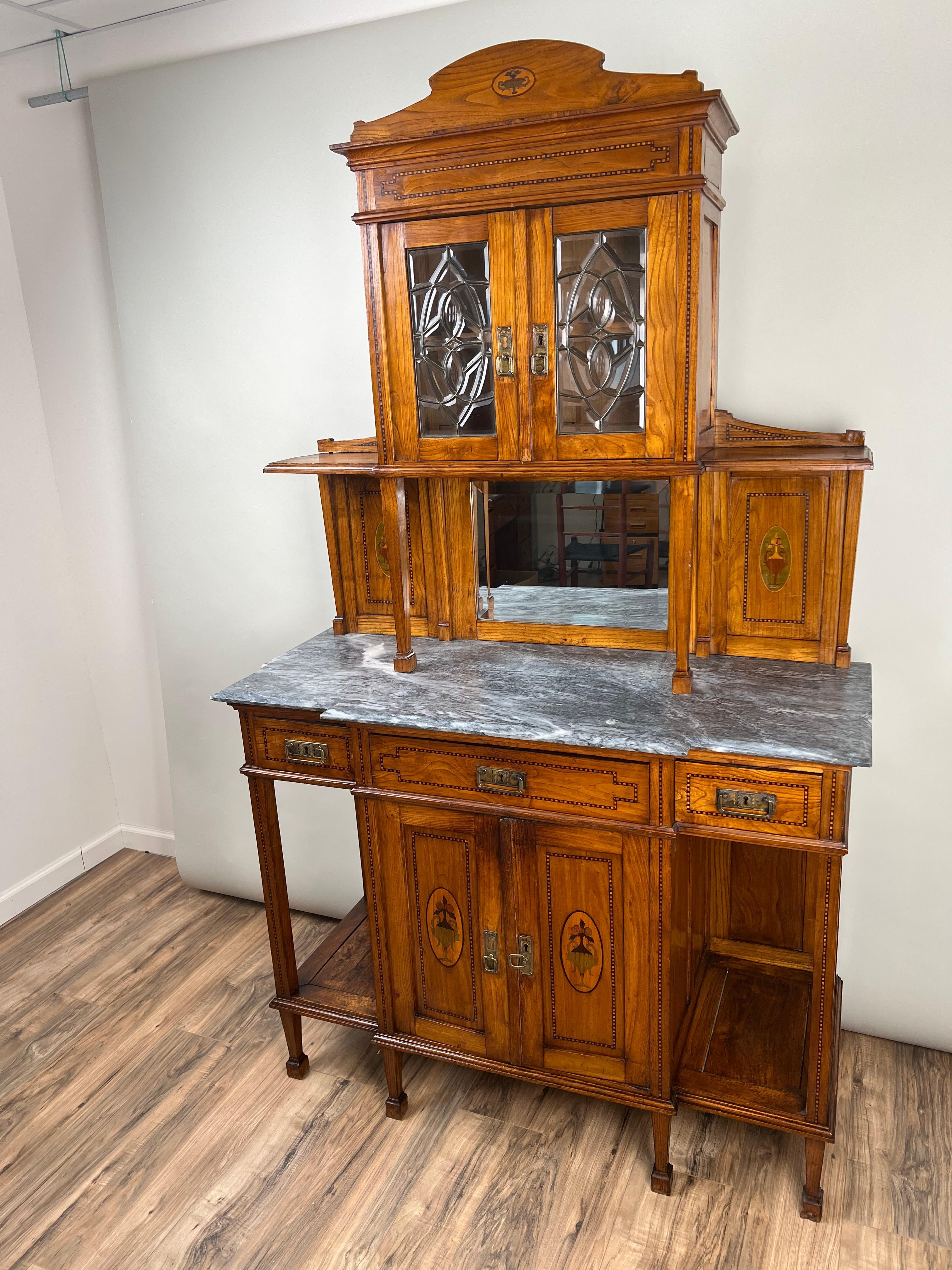 Antiker portugiesischer Buffetheber mit Eucalyptus-Marmorplatte, signiert S.F. Lisboa (Portugiesisch) im Angebot