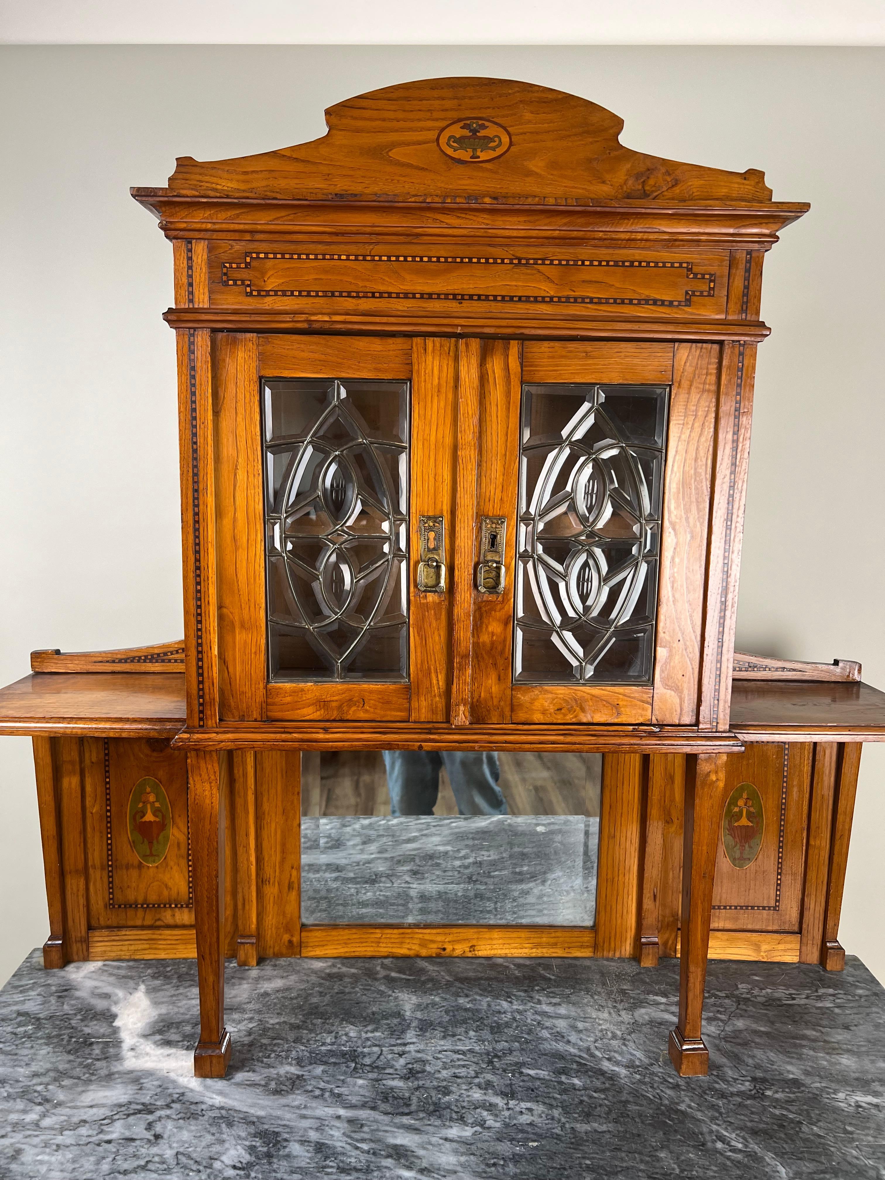 Antiker portugiesischer Buffetheber mit Eucalyptus-Marmorplatte, signiert S.F. Lisboa (Intarsie) im Angebot