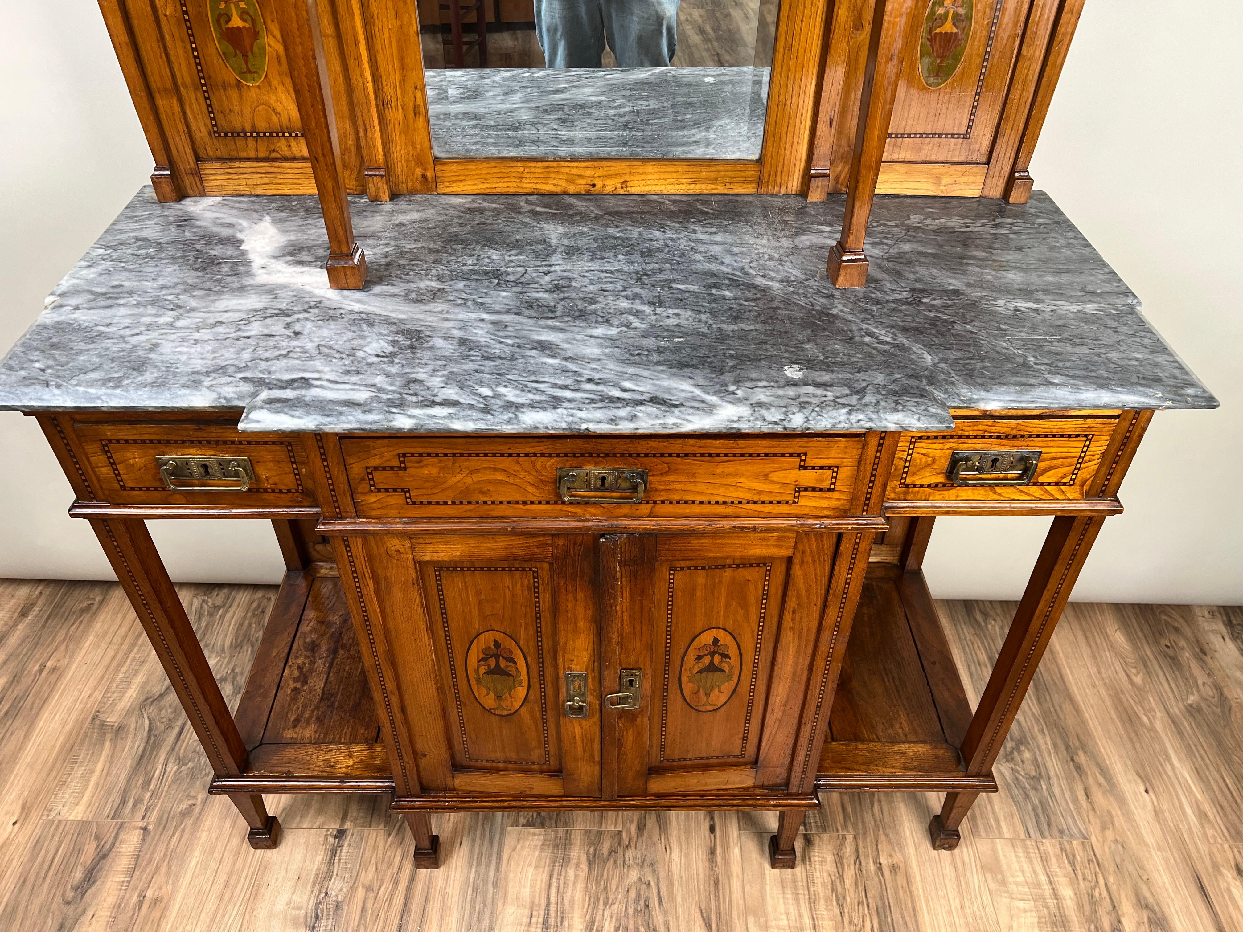Antiker portugiesischer Buffetheber mit Eucalyptus-Marmorplatte, signiert S.F. Lisboa im Zustand „Gut“ im Angebot in Westfield, MA