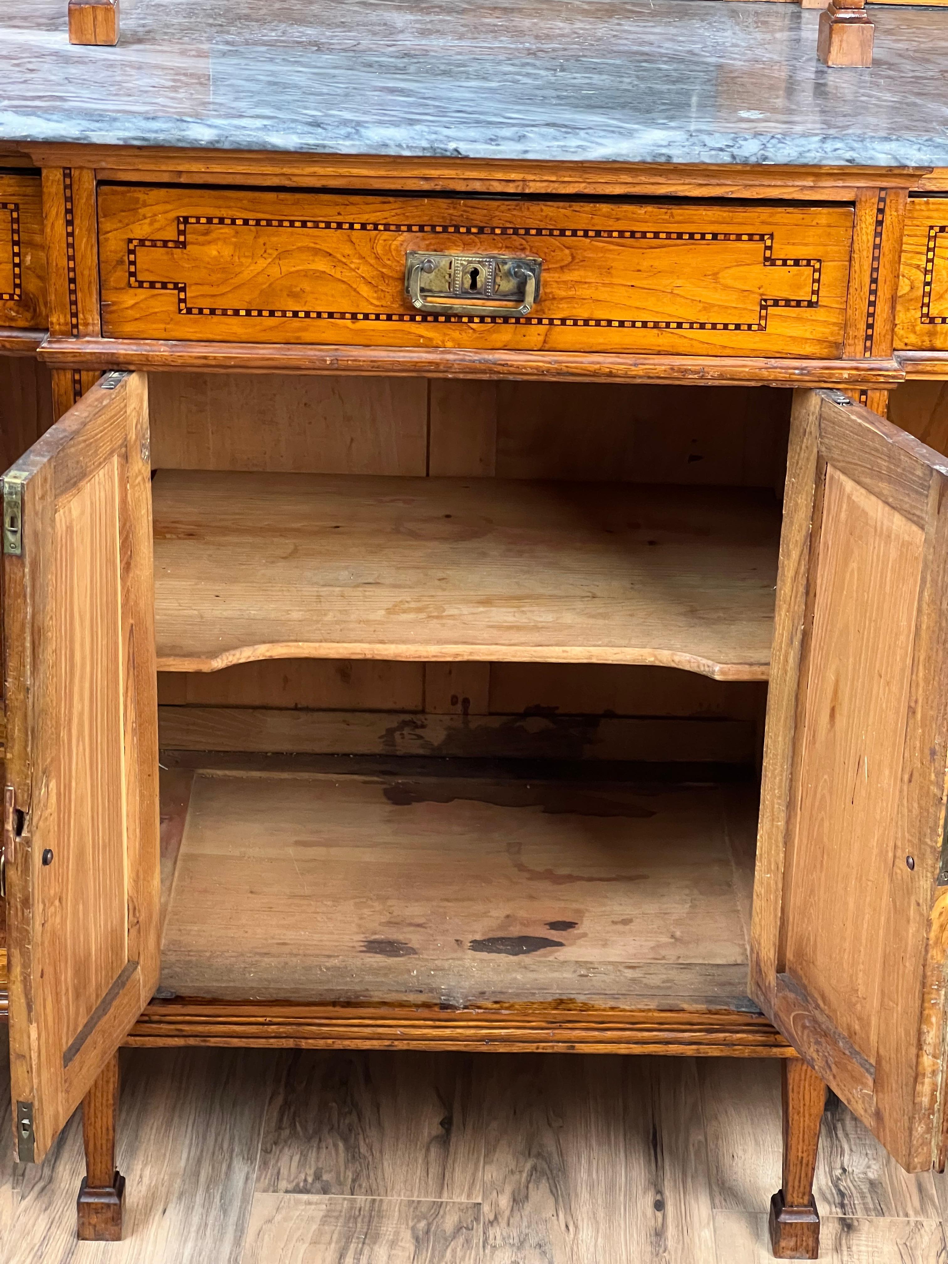 Antiker portugiesischer Buffetheber mit Eucalyptus-Marmorplatte, signiert S.F. Lisboa (Kastanienholz) im Angebot