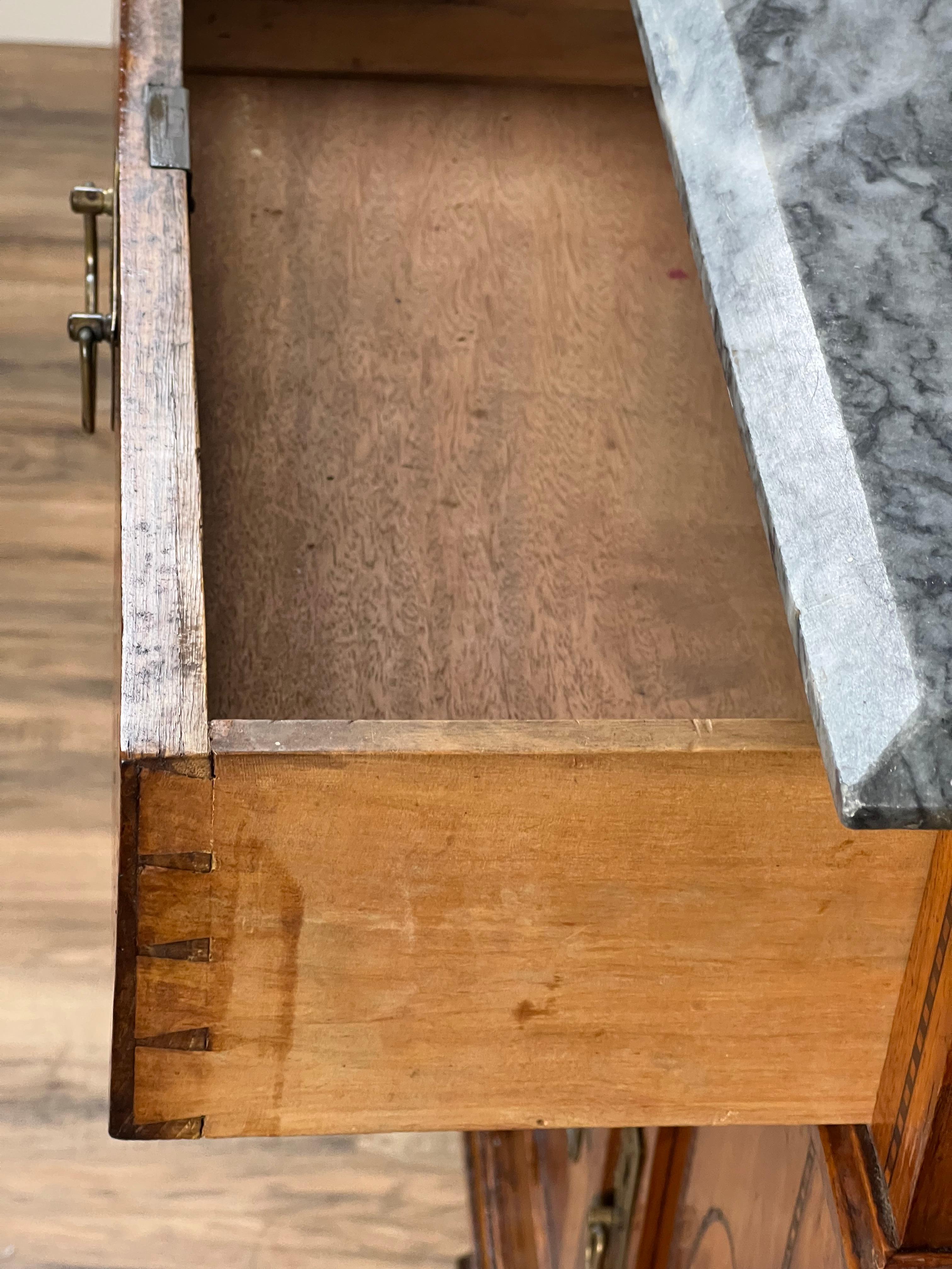 Antiker portugiesischer Buffetheber mit Eucalyptus-Marmorplatte, signiert S.F. Lisboa im Angebot 1