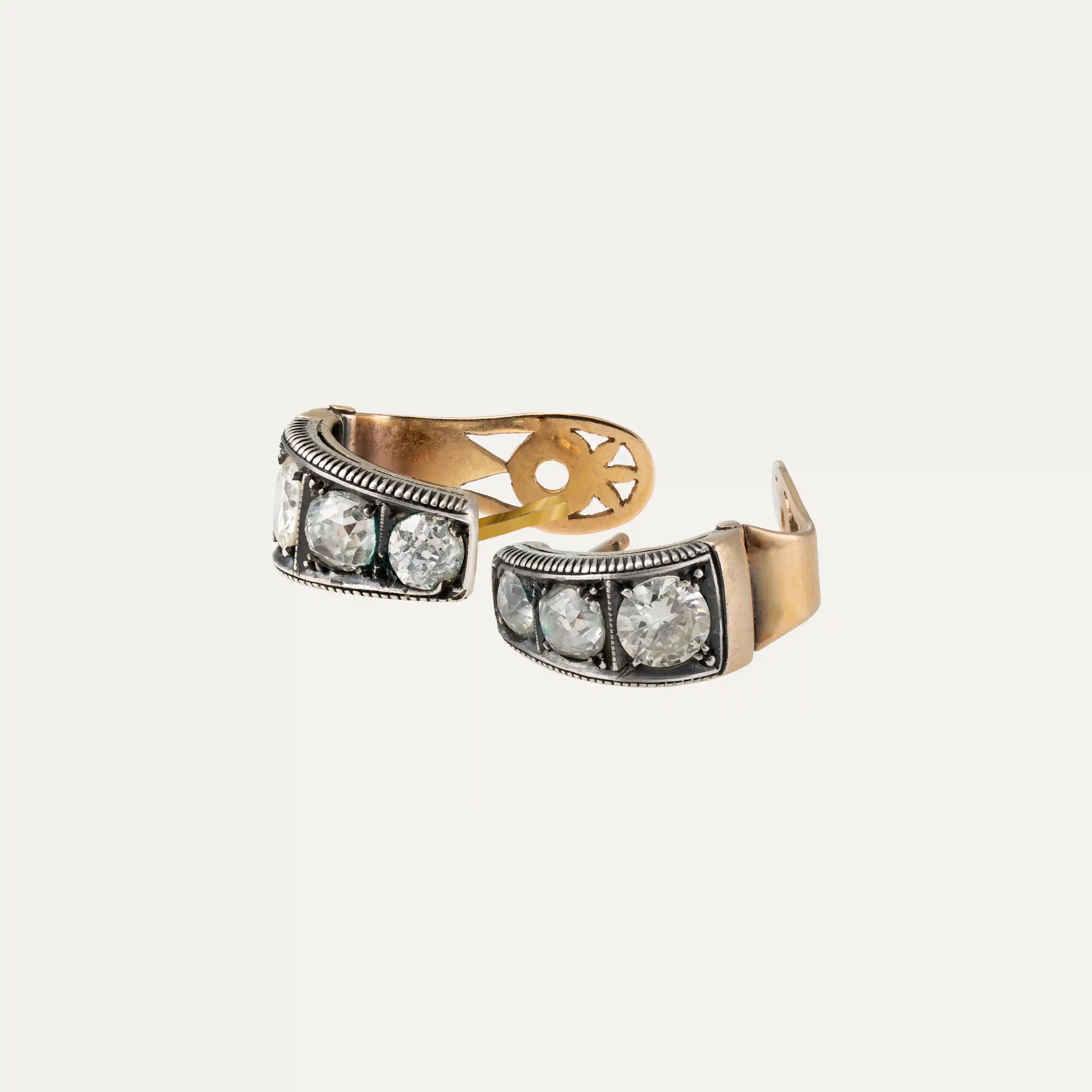Orecchini portoghesi antichi in oro e argento, con sei diamanti taglio brillante per un peso totale di circa 2,36 carati. Questi eleganti orecchini sono caratterizzati da un sistema a molla Omega con una punta, che combina una raffinatezza senza