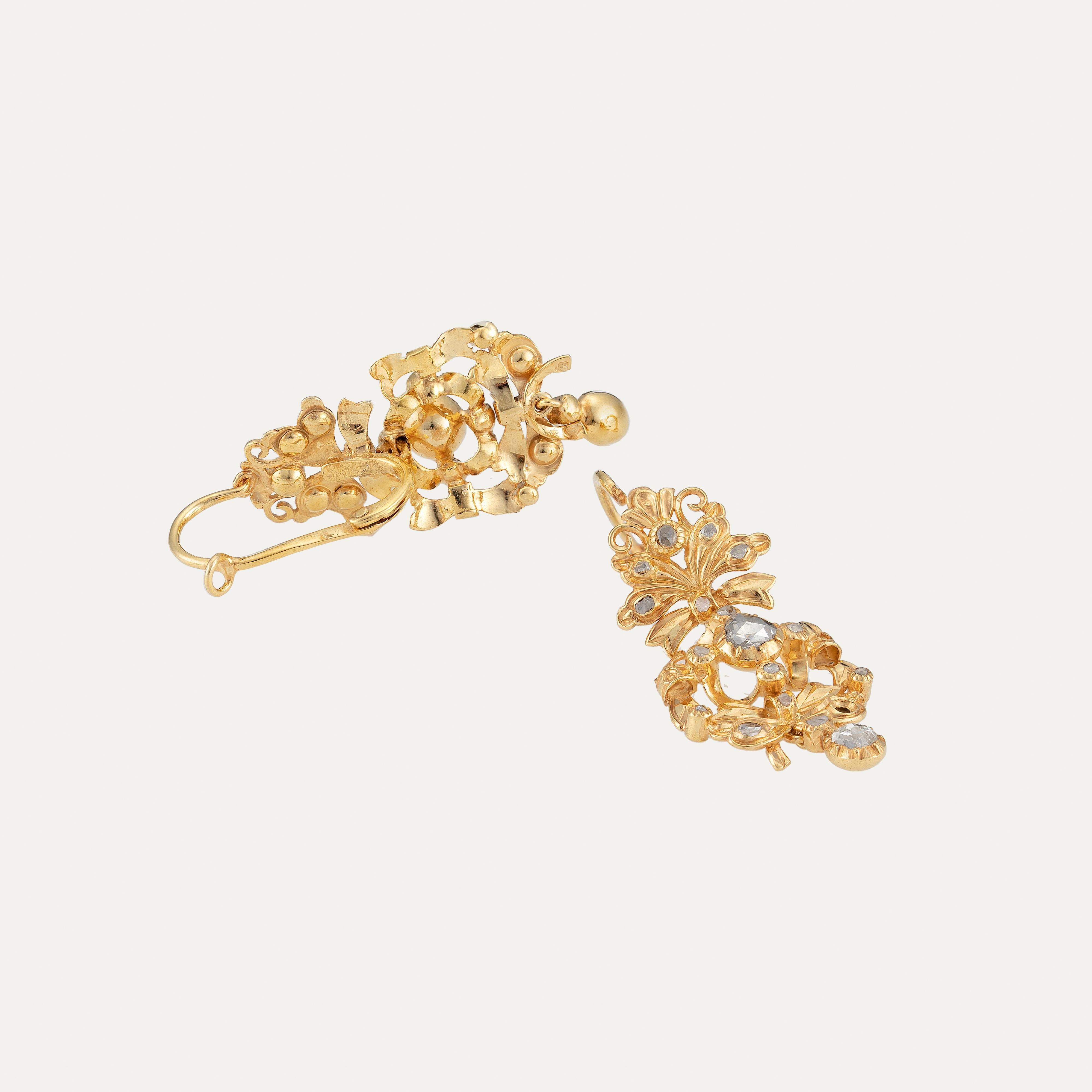 Antique Portuguese Gold Earrings with Rose-Cut Diamonds – 18th/19th Century

A rare and elegant testament to Portuguese craftsmanship, these antique earrings were handcrafted in rich yellow gold and set with delicate rose-cut diamonds — a hallmark