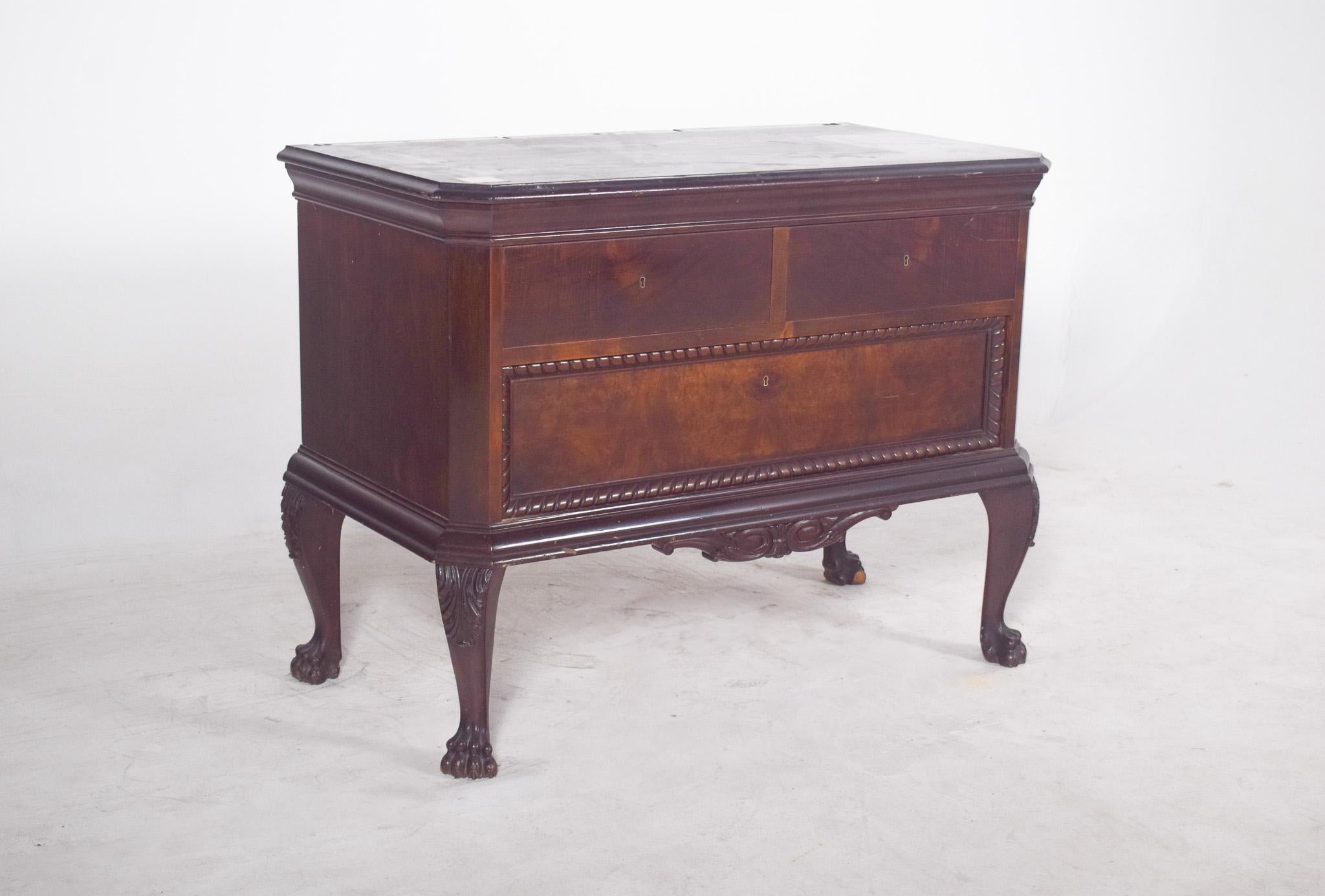 Half chest of drawers with two drawers and a large chest of drawers. In dark wood, it's a refined piece, strongly inspired by the classical style, probably from the late 19th or early 20th century. Its design is characterised by elegant lines and