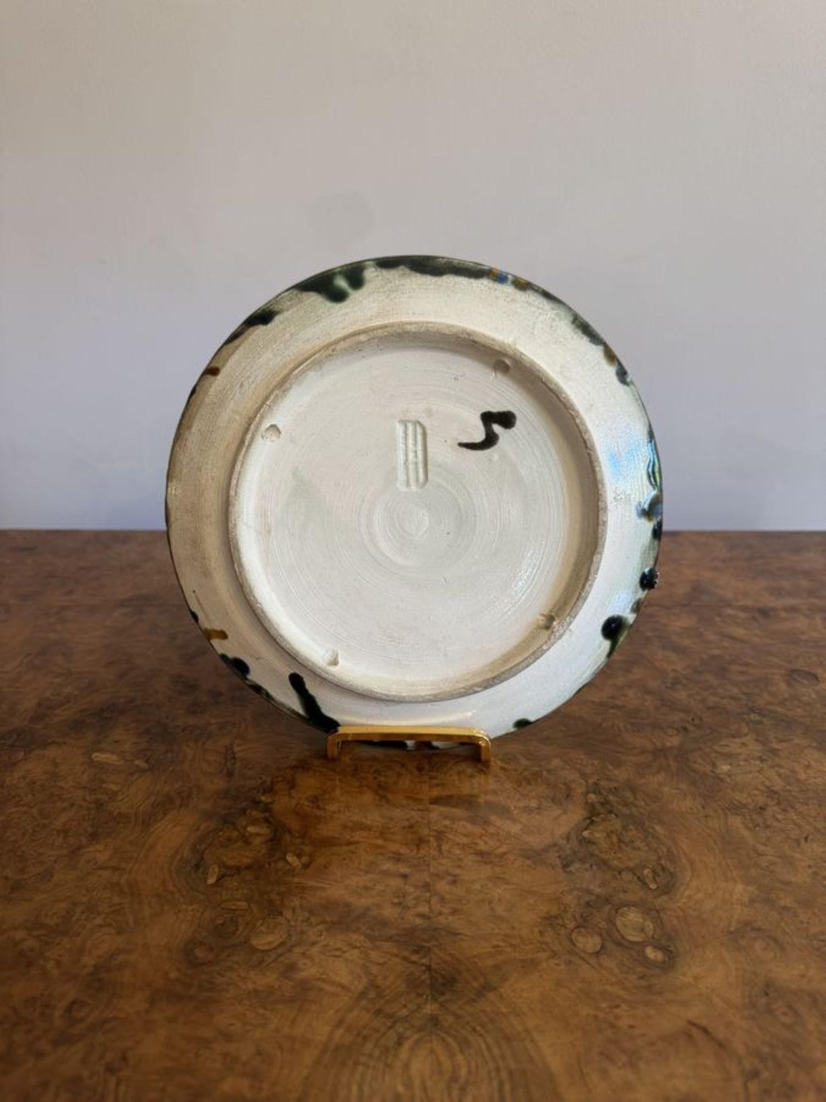 Plato de pared antiguo de mayólica portuguesa con langosta siglo XX en venta