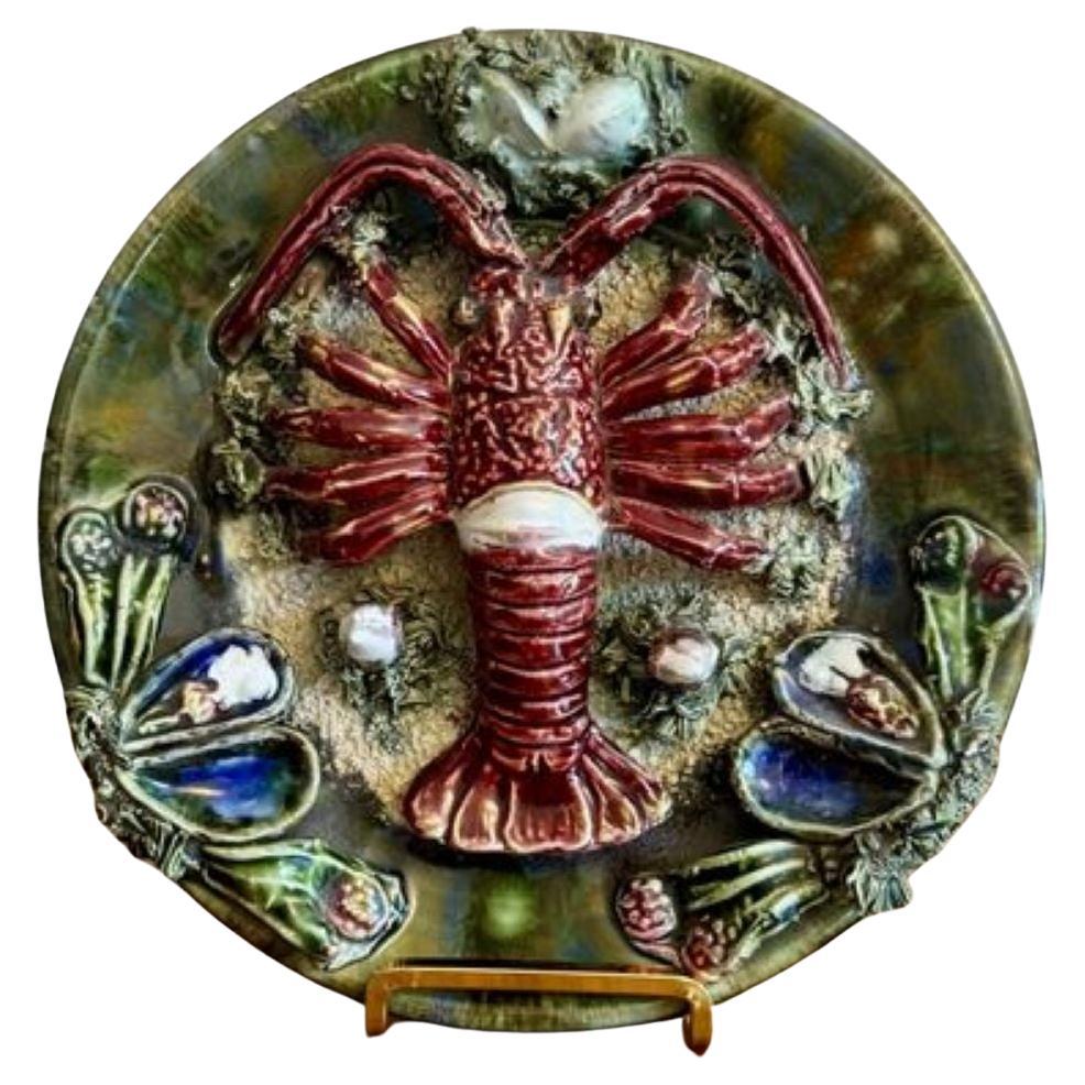 Plato de pared antiguo de mayólica portuguesa con langosta en venta