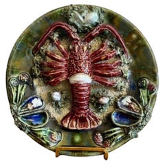 Plato de pared antiguo de mayólica portuguesa con langosta