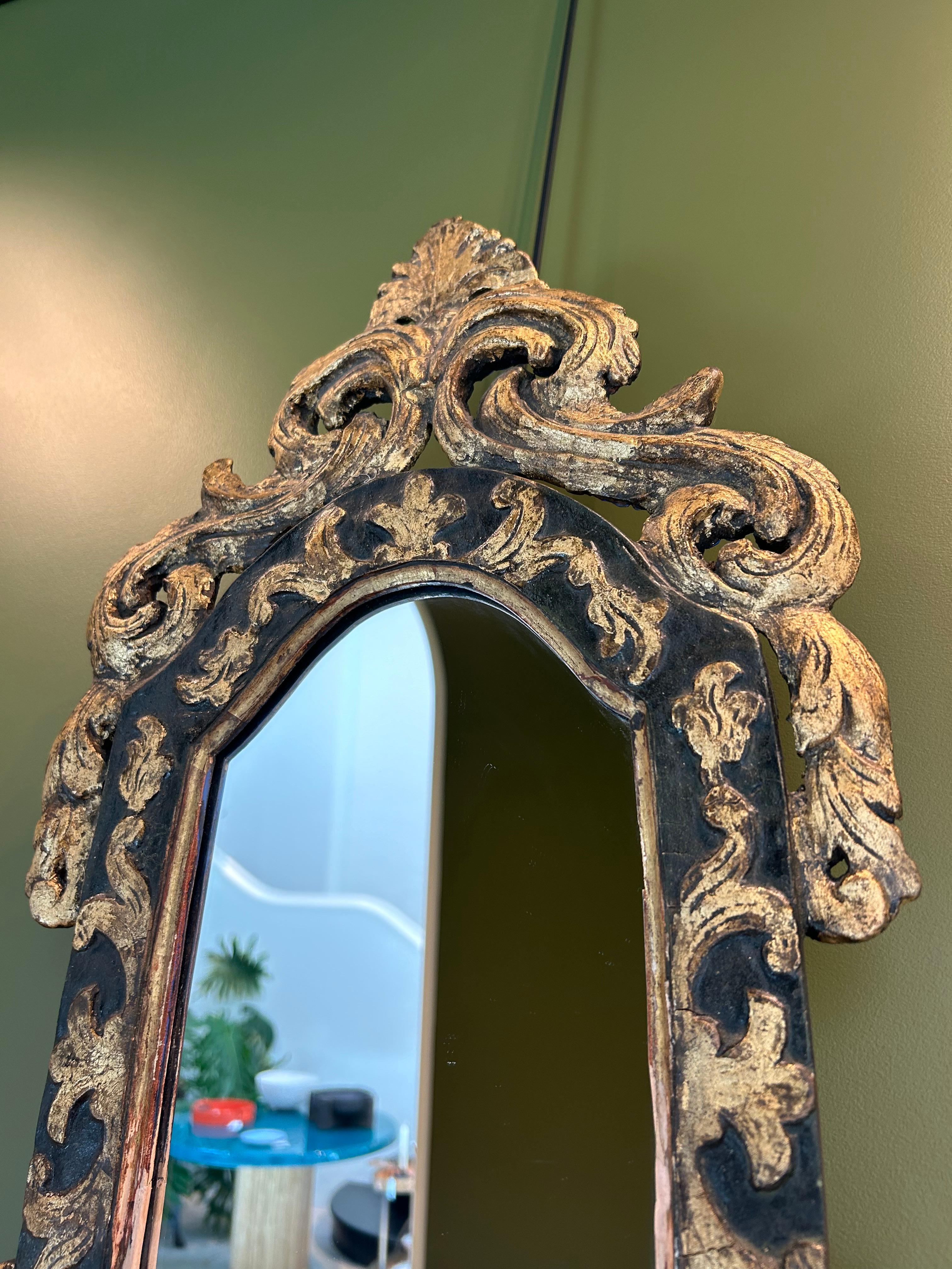 Squisiti specchi antichi del XIX secolo provenienti dal Portogallo. Realizzati in legno dipinto e dorato, presentano intricate decorazioni di volute e palmette che mettono in mostra l'eleganza artistica dell'epoca. Questi specchi presentano segni