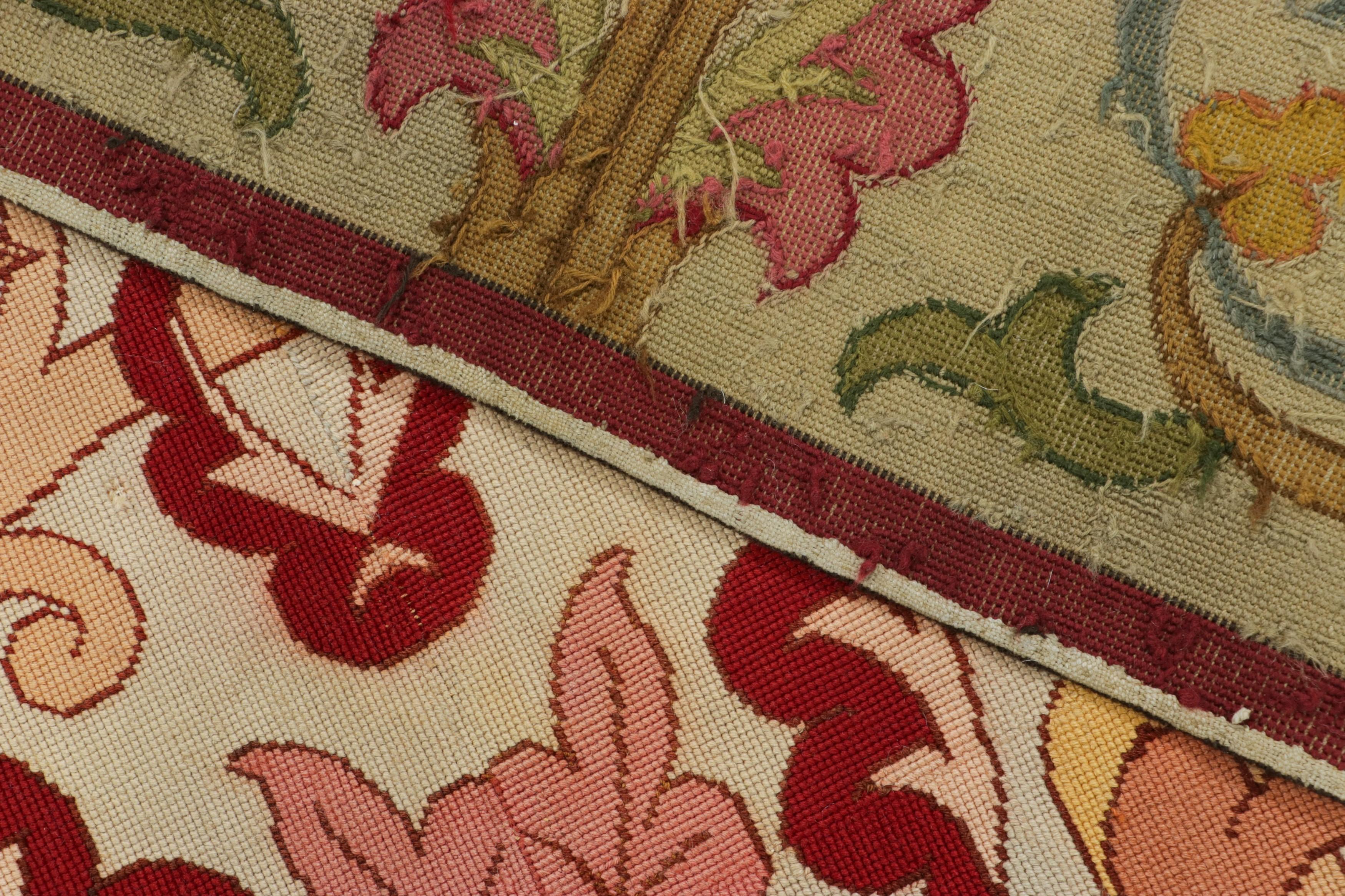 Antiker portugiesischer Nadelspitze-Teppich mit bunten Blumenmustern - Rug & Kilim (Wolle) im Angebot