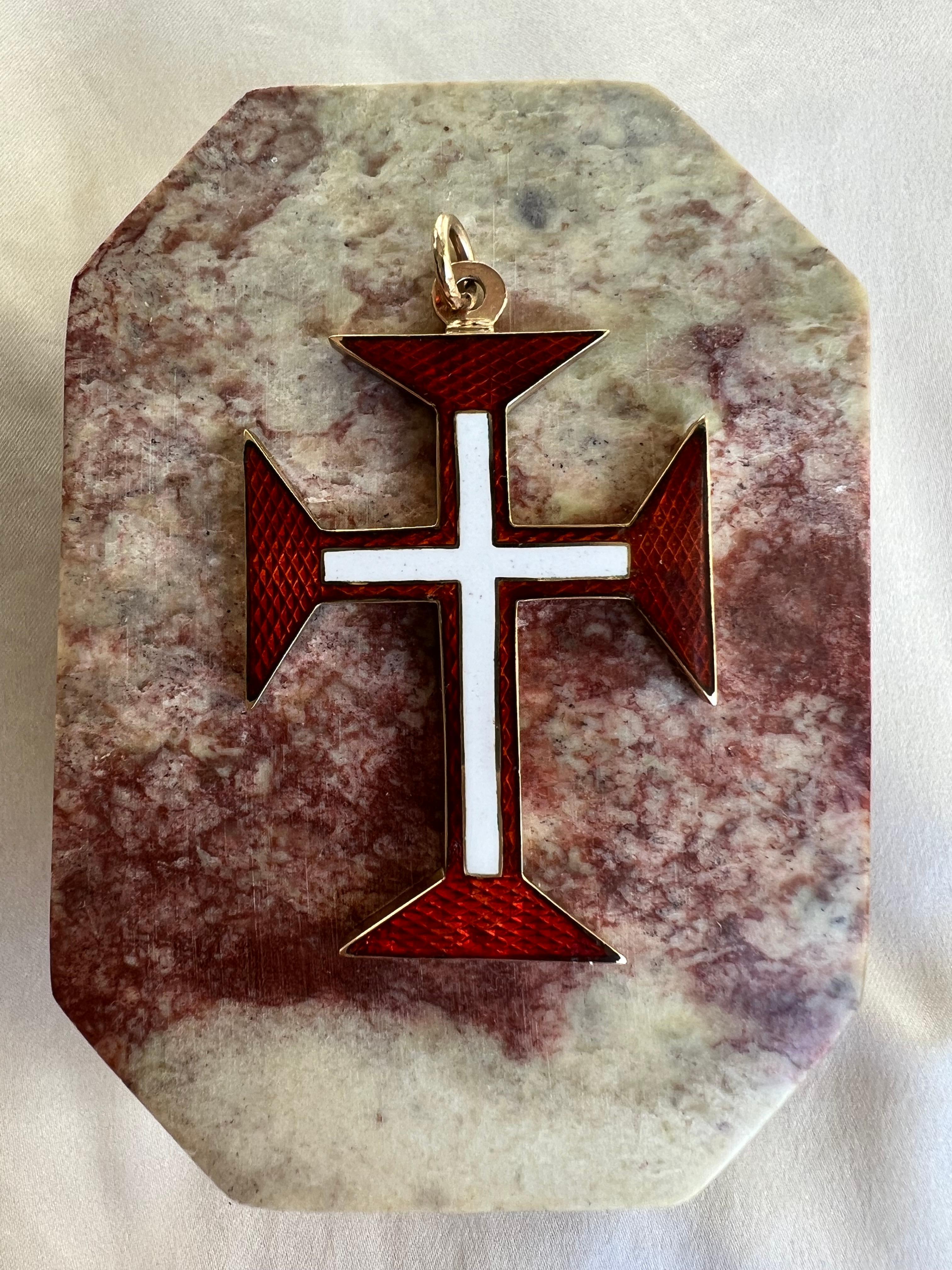 Zum Verkauf steht ein antikes (19. Jahrhundert) portugiesisches Goldkreuz. Das Kreuz ist eine Darstellung des Christusordens, eines Ritterordens, der von König Denis I. von Portugal zum Schutz der portugiesischen Templer gegründet wurde. Seitdem ist