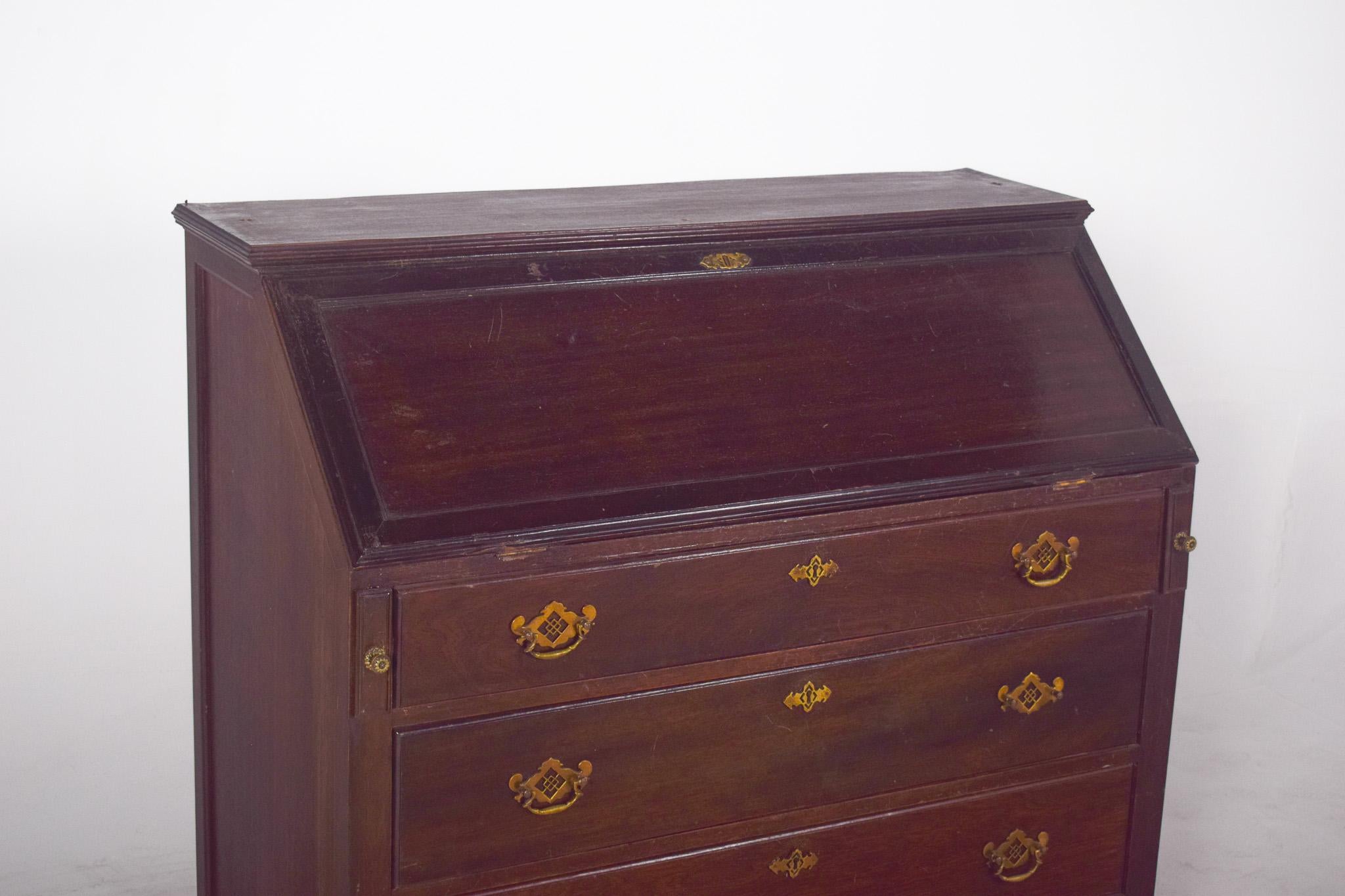 Paper chest with four drawers. The sloping top opens to reveal the internal space originally intended for writing and organizing papers
Below the top, the cabinet has four spacious drawers arranged vertically, with “ballerina” type metal handles and