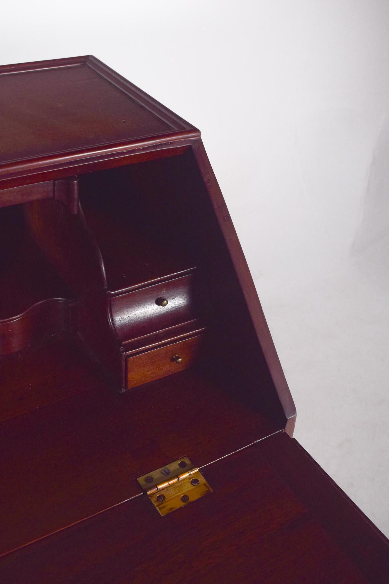 Ancienne commode portugaise en papier en Vinhático en vente 3