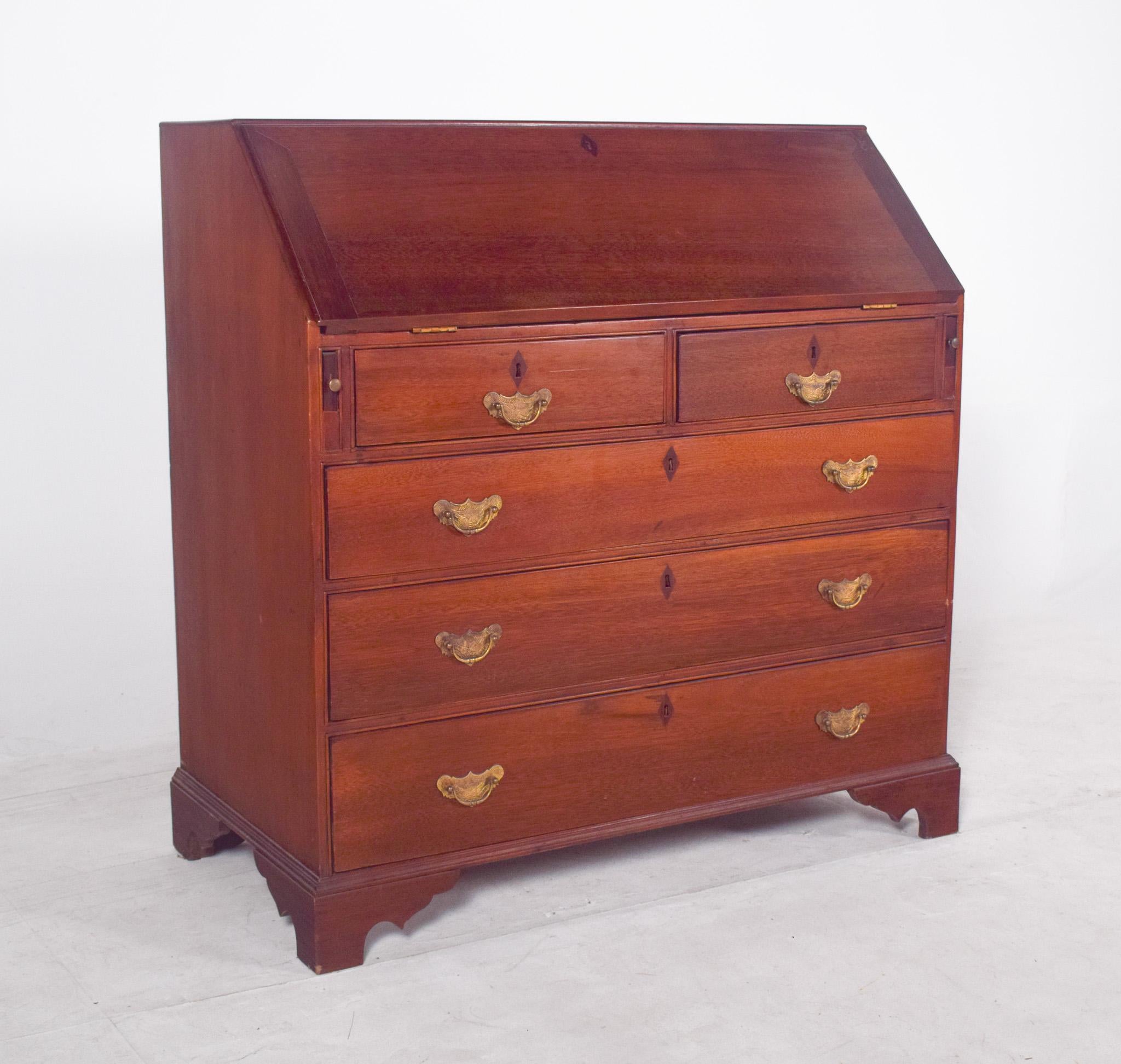 Portugais, commode en papier en vinhático. Une pièce imposante et de grande qualité, typique de l'ébénisterie portugaise du XIXe siècle. Fabriquée en bois vinhático, essence noble de la flore madérienne, cette commode comporte trois grands tiroirs