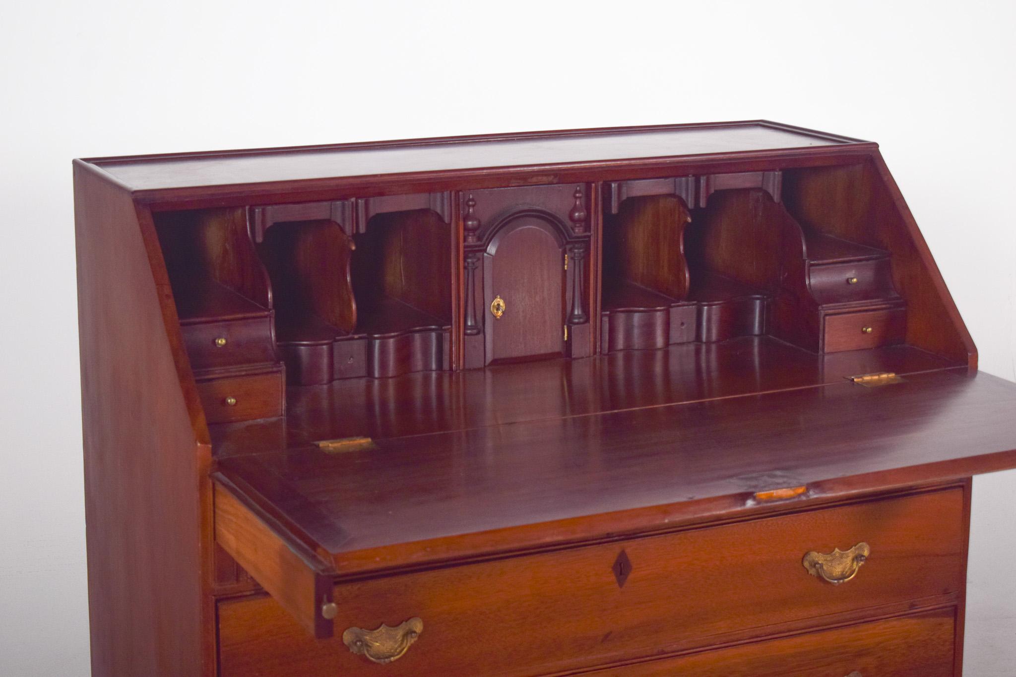 Ancienne commode portugaise en papier en Vinhático en vente 1