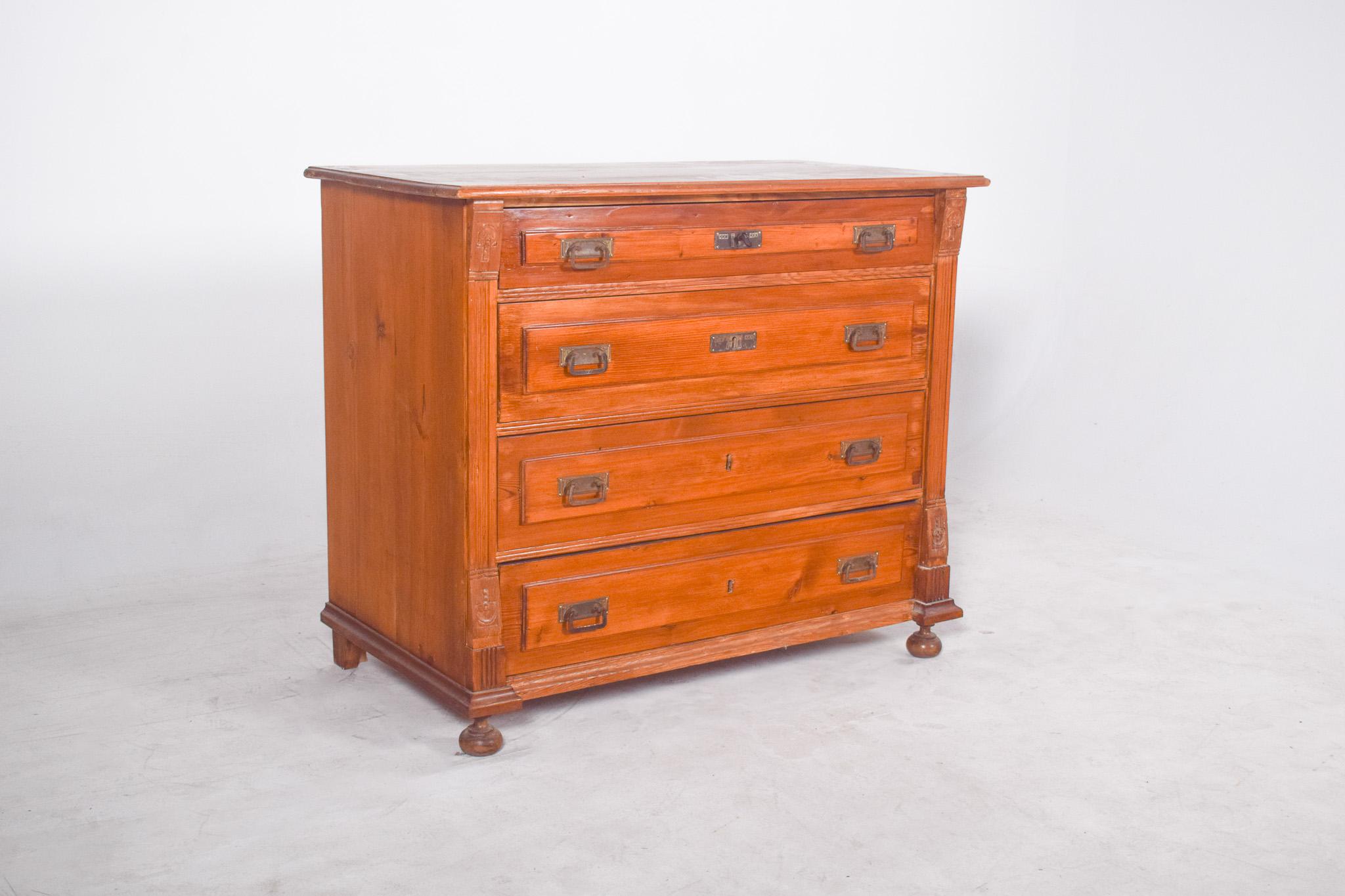 Chest of drawers in shell wood. Comprising four drawers, the chest of drawers offers generous storage space while maintaining functionality and a traditional decorative character.
The drawer fronts are framed by a slight recess and have inlaid metal