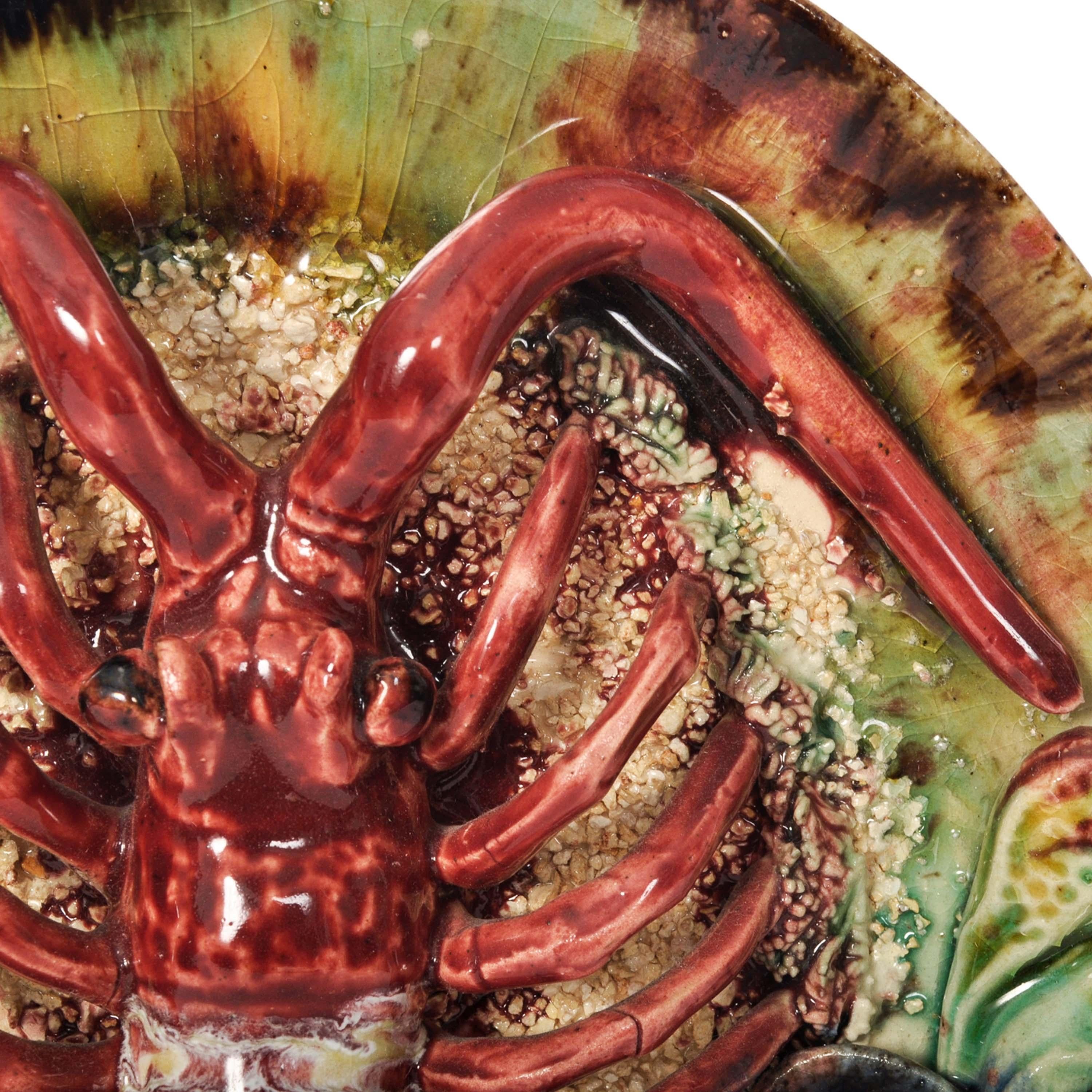 Ancienne assiette murale à homard en majolique de style Palissy en poterie portugaise, 1900 Bon état - En vente à Portland, OR