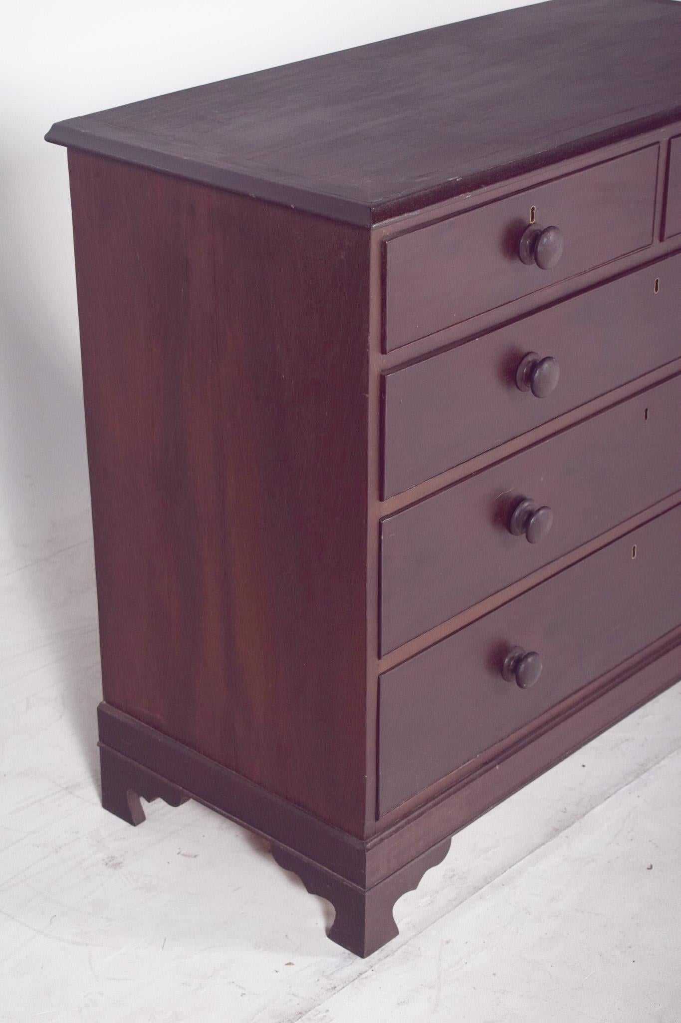 Romantic chest of drawers with two and three drawers. With a smooth finish and straight lines, marked by a sober and elegant style, the chest of drawers has five drawers, two smaller at the top and three large at the bottom, providing a practical