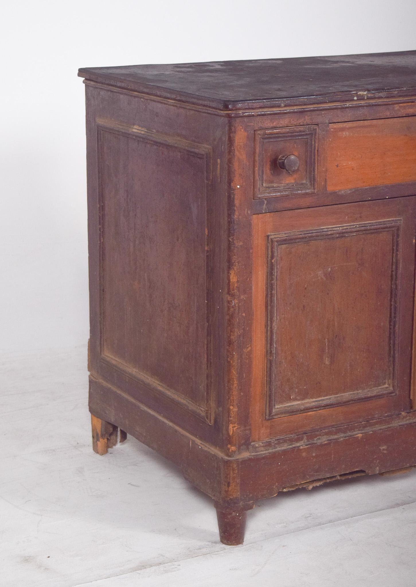 Portoghese Antico armadio rustico portoghese in Wood scuro in vendita