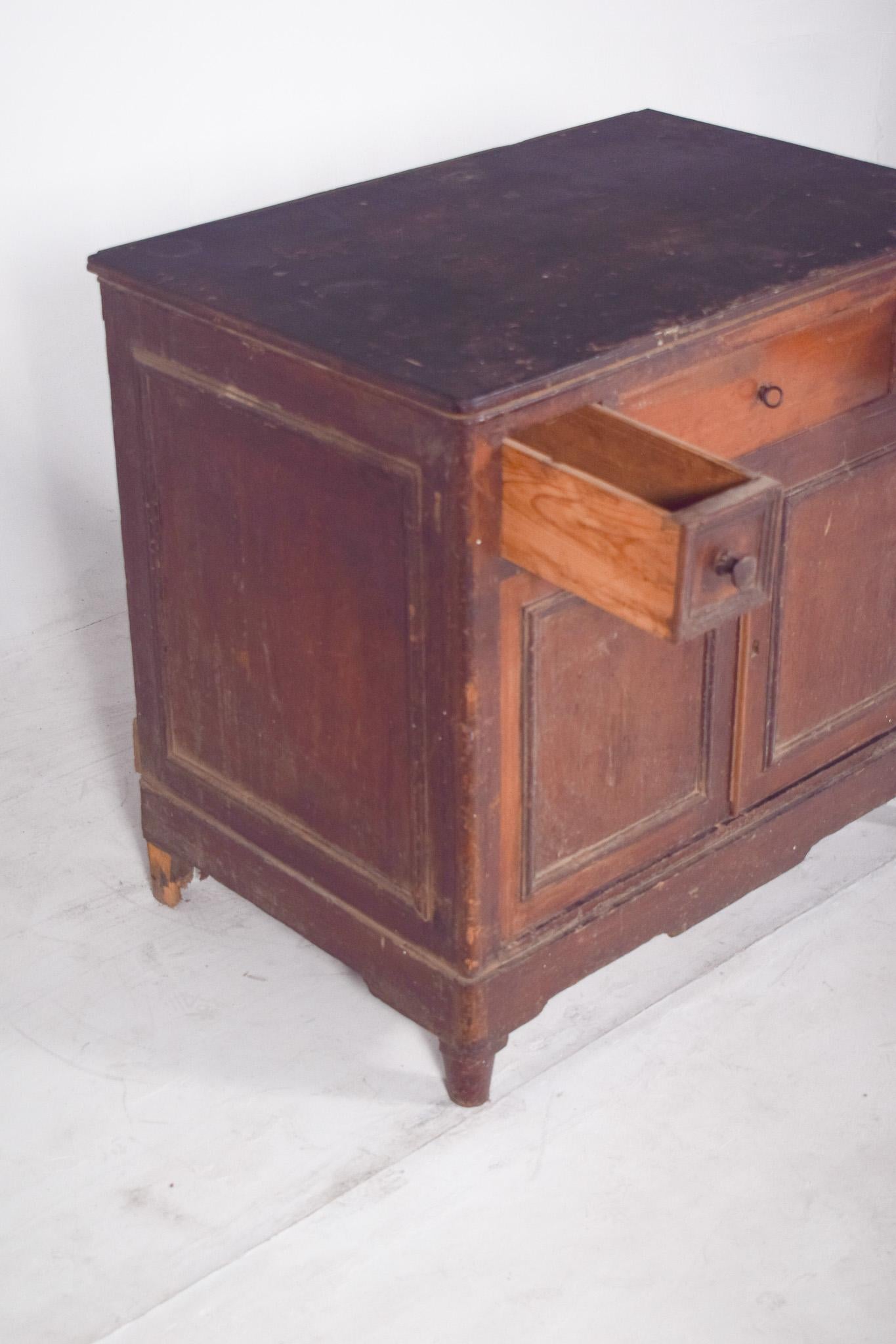Antico armadio rustico portoghese in Wood scuro in vendita 1