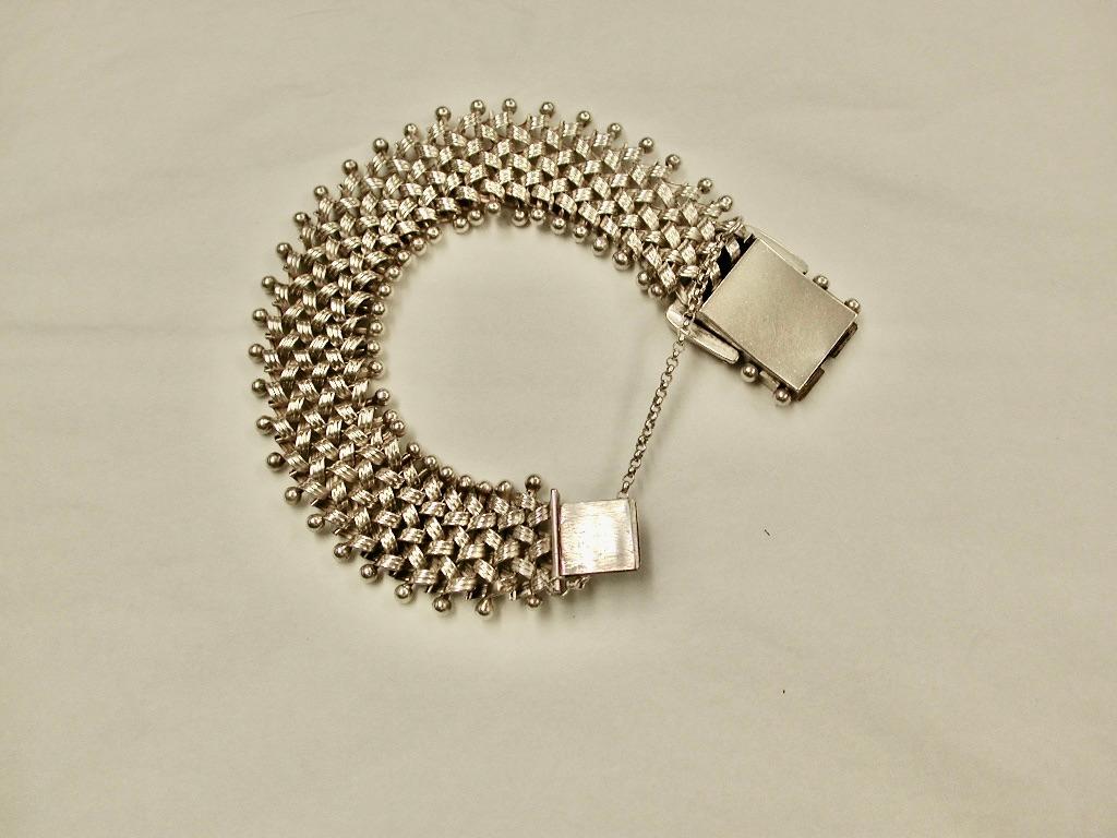 Antique Portuguese Silver Buckle Bracelet With Basket Weave Work Dated Circa 1890
Lovely quality basket weave texture with intact silver ball edges
The buckle has applied pink gold-work.
