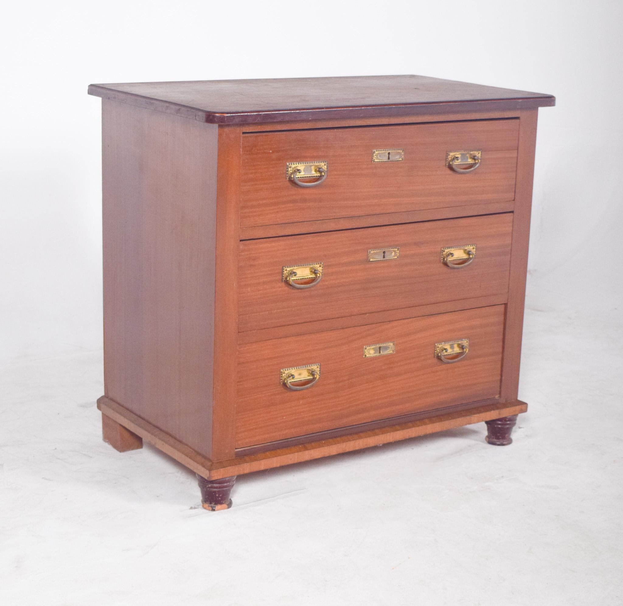 Small chest of drawers with three drawers. This small chest of drawers has a functional and elegant design, ideal for environments that value simplicity. The rectangular structure consists of three spacious drawers, each with inlaid gold metal