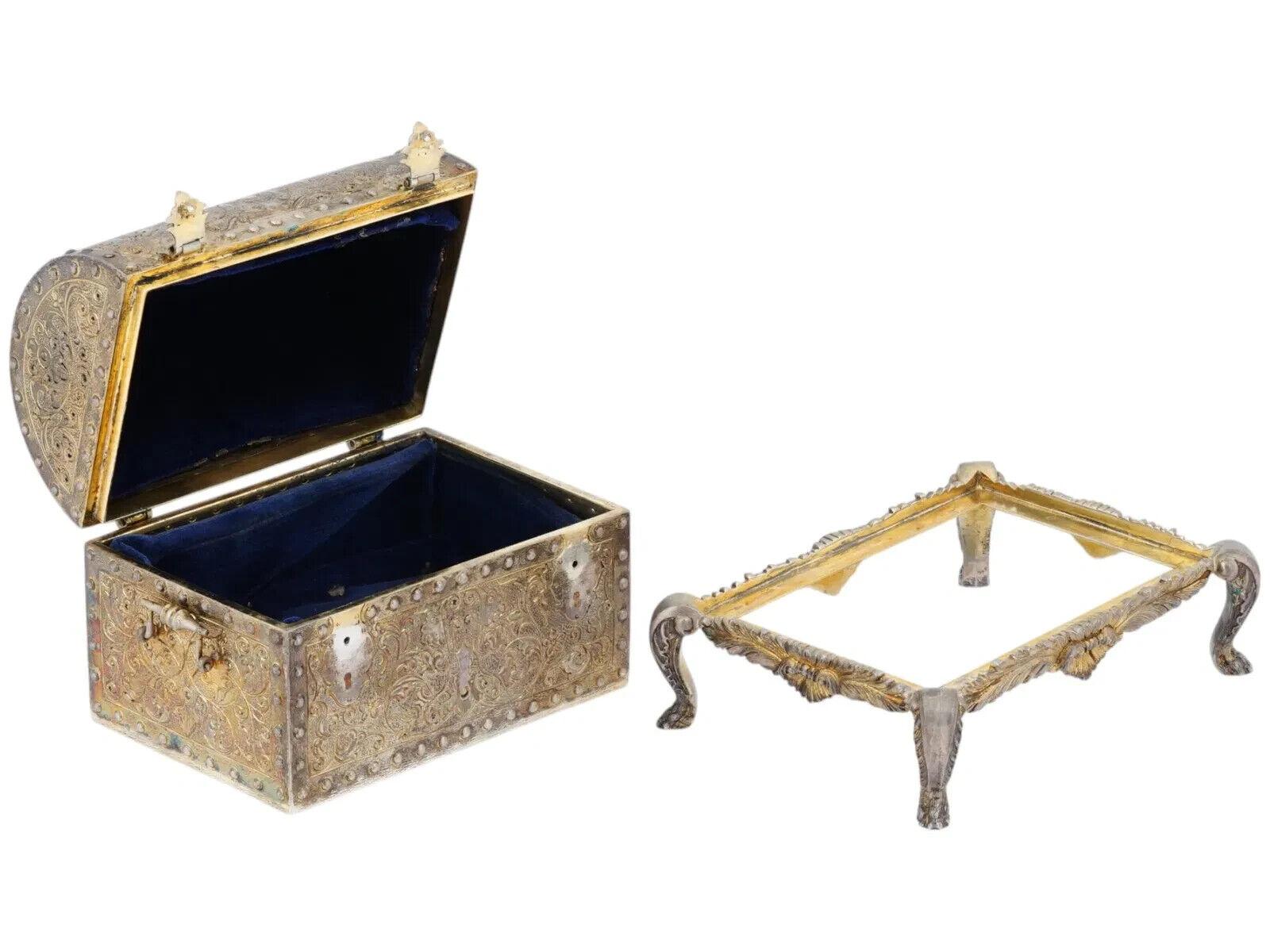 Antigua caja portuguesa de plata de ley con soporte. Marca exacta de garantía de plata utilizada en la Oficina de Ensayo de Lisboa de 1887 a 1932 en la parte inferior. La caja está modelada en forma de cofre con tapa y dos asas laterales. Toda la